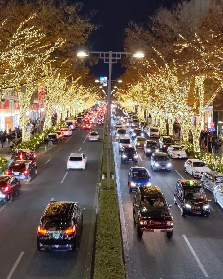 のインスタグラム：「Omotesando Tokyo lastnight  進化している表参道イルミネーション 色は上品で柔らかなシャンパンゴールド表参道らしかった。 #pixelで撮影　 #googlepixel #googleのスマホ #表参道 #tokyonightview #Tokyo #イルミネーション」