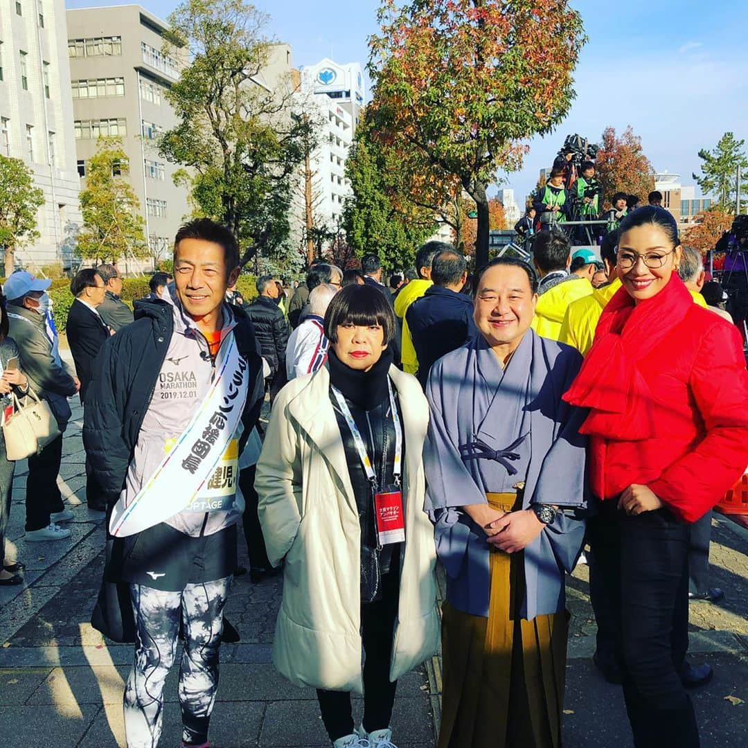 コシノジュンコさんのインスタグラム写真 - (コシノジュンコInstagram)「今日は大阪マラソン！スタート地点で応援させてもらいました！フィニッシャーズタオルは私のデザイン。皆さん完走してもらってもらいたいです#osaka#大阪#マラソン#ミキ」12月1日 10時25分 - junko_koshino_official