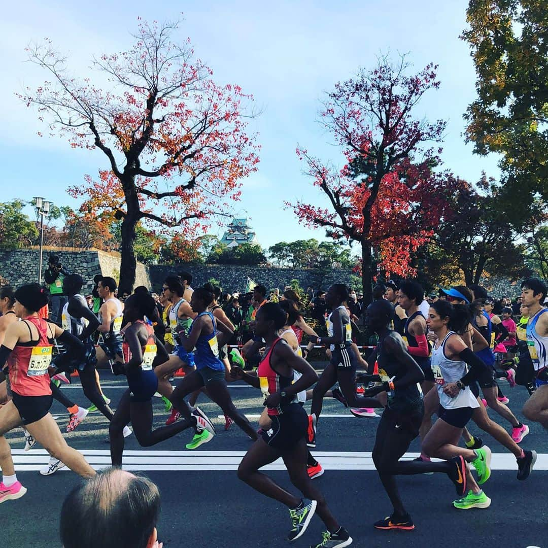 コシノジュンコさんのインスタグラム写真 - (コシノジュンコInstagram)「今日は大阪マラソン！スタート地点で応援させてもらいました！フィニッシャーズタオルは私のデザイン。皆さん完走してもらってもらいたいです#osaka#大阪#マラソン#ミキ」12月1日 10時25分 - junko_koshino_official