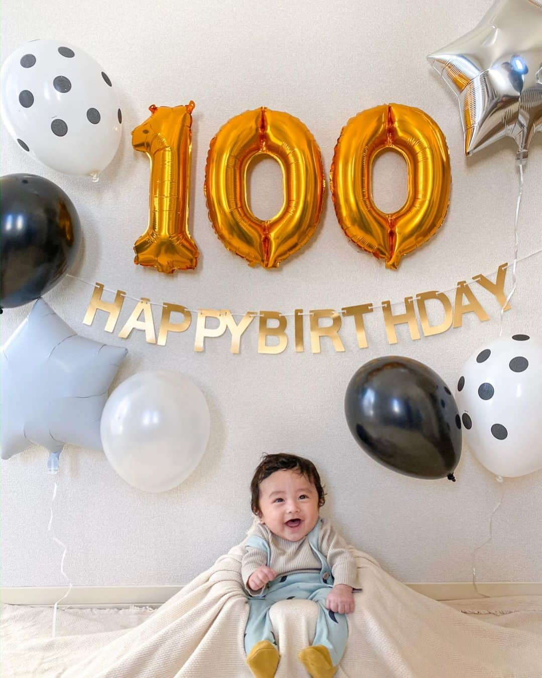 Ayaさんのインスタグラム写真 - (AyaInstagram)「100日記念☺️🎈 なかなかタイミングなくてやっと撮れた📸 子供の写真って難しいなぁ😅 吐いて吐いて3回着替えました。笑 . . こんなにいっぱい笑うようになって どんどん可愛さが増してく🤤❤️ 最近は夕方から激しく泣く事があるけど、 これも今だけかなぁ？😖 . . だいぶ生活リズムも整ってきて 首も座ったし次は寝返りか〜 成長が本当に早くて焦る🥺😖 . . これからもすくすくと 元気に育ちますように😊💞 #0歳#生後3ヶ月#男の子#男の子ママ#たまひよ#新米ママ  #ベビフル#赤ちゃんのいる生活#baby#babyboy#ベビー服 #生後100日記念#100日祝い#今日のけいぴ #たまひよ公式インスタグラマー」12月1日 10時31分 - aya__fit