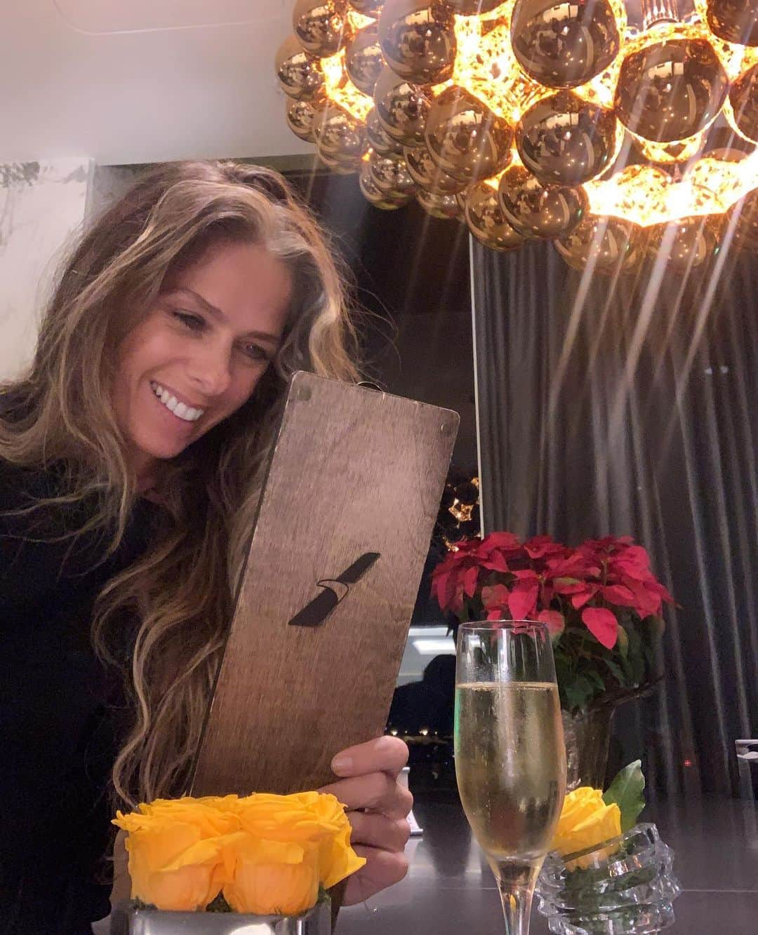 アドリアーネ・ガリステウさんのインスタグラム写真 - (アドリアーネ・ガリステウInstagram)「Cheers!! 🥂 voltando pra casa depois de uma experiência gastronômica incrível na #aaflagshiplounge @americanair 💙♥️」12月1日 10時29分 - galisteuoficial