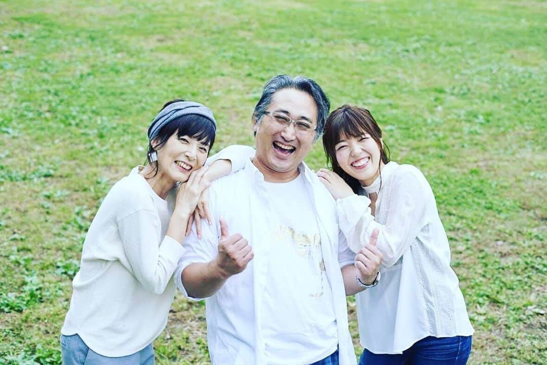 井上侑さんのインスタグラム写真 - (井上侑Instagram)「【 2/24のチケット発売開始！！！ 】  いよいよ昨日の浜松、ミドラン冬の訪れ文化祭より発売開始いたしました！ 「おこんばんわ」初イベント！！！ ネット予約も始まりました。 https://torioki.confetti-web.com/form/1033  昼夜公演、それぞれ50席限定でございます。 どうぞお早めにご予約くださいませ☺️ 毎週月曜〜木曜 25:00～26:00絶讃放送中ラジオ、静岡FM K-mix Midnight Rendez-vous “ミドラン”月曜日パーソナリティー担当 劇団ペテカン四條久美子&濱田龍司 と、わたくしシンガーソングライターの井上侑、3人のユニット名が決定いたしました！その名も…これまで番組内で、必ず冒頭で合言葉のように使ってきました「おこんばんわ」！ そんな”おこんばんわ“初のライブイベントを開催いたします！番組が始まって早3年、もともと大好きだった劇団ペテカンのお二人とあんなことやこんなことに挑戦させていただく中で、「もっと一緒にこんなことしたい」「あんなことやってみたい」がムクムクしてまいりまして、音楽あり、コントあり、演劇あり、なエンターテイメントユニットを結成いたしました。 番組を飛び出して、初のイベント！！！ご来場、心よりお待ちしております！  K-mixミドラン月曜日“おこんばんわ”プレゼンツ 『月曜日からおこんばんわ』 2020年2月24日(月・祝) 【会場】東京・GRAPES KITASANDO 【時間】昼の部 開場13:30 / 開場14:00  夜の部 開場18:30 / 開演19:00 【出演】井上侑 / 四條久美子 / 濱田龍司 昼の部ゲスト桑原裕子(KAKUTA) 夜の部ゲスト 中尾諭介(In the Soup)  スペシャルサポートメンバー 本田誠人 / 前島風 【料金】前売3,500円 / 当日4,000円 (別途プラス1ドリンク&1フード 1,000円 会場にていただきます。) おこんばんわホームページ▷okonbanwa.jimdofree.com  Photo by 秦瑛二  #ミドラン #おこんばんわ #live #コント」12月1日 10時46分 - yuinouehappy