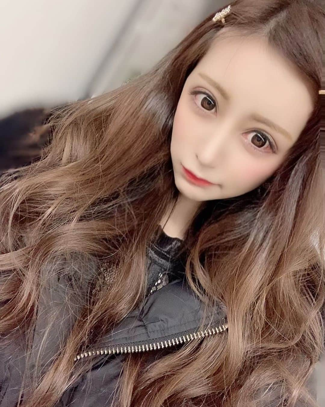 夢咲りおなさんのインスタグラム写真 - (夢咲りおなInstagram)「長い髪しっくり。 ２つで500円で買ったヘアピンつけてみた♥️ . . . . .  #ラピス#ラピス新宿#新宿#歌舞伎町#美容院#ヘアサロン#エクステ#シールエクステ#トリートメント#ヘアメイク#巻き髪#メイク#カラコン#整形#美容#ヘアピン #プチプラ」12月1日 10時51分 - yumerio0906