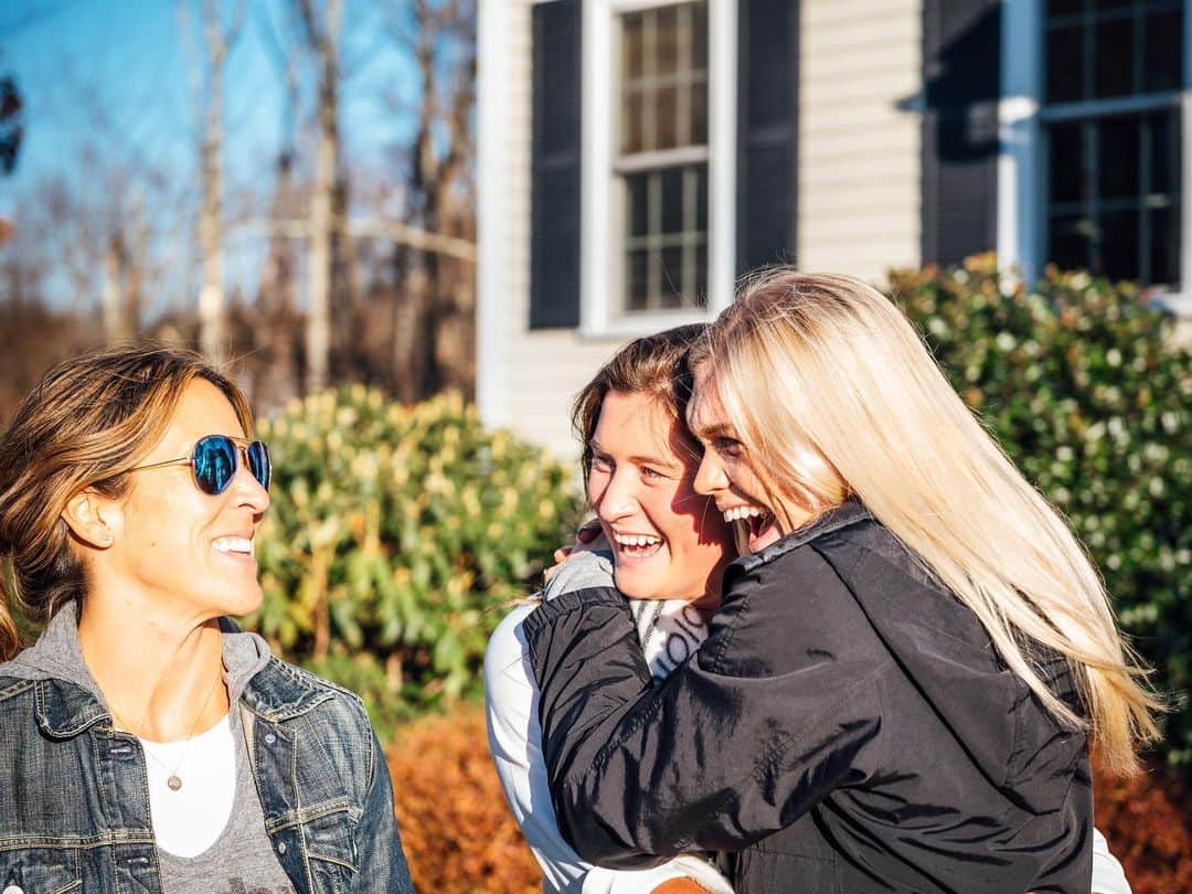 Katrin Tanja Davidsdottirさんのインスタグラム写真 - (Katrin Tanja DavidsdottirInstagram)「Sunshine, Laughter & my Bergeron girls ☀️💛✨ A combo that really can’t go wrong. (Also how in the world did I get so lucky?!) - Missing them already - Just got the airport & on my way to DUBAI. Aaaaahh! 👋🏼✈️ see you on the sunny side! xxx」12月1日 10時54分 - katrintanja