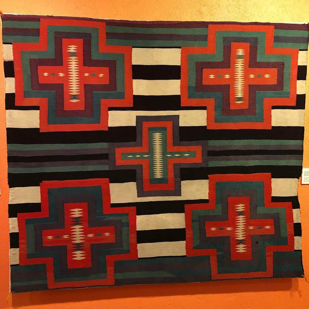 のインスタグラム：「@millicent_rogers_museum one of my favorite museums! Her incredible collection of blankets!」