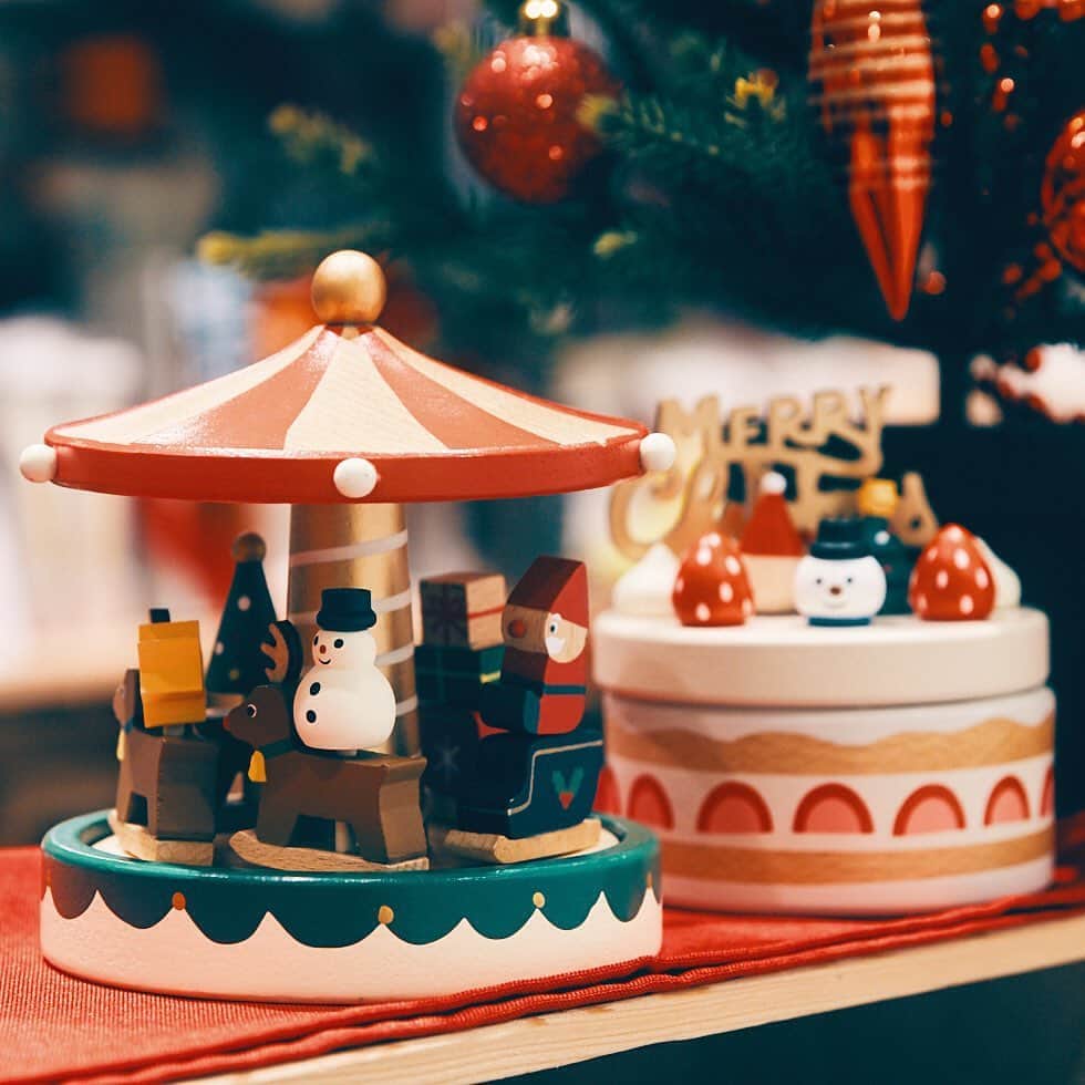 PARCO_ya上野さんのインスタグラム写真 - (PARCO_ya上野Instagram)「1〜3枚目:クリスマス気分を盛り上げるアンティークランタン型のスノードーム。﻿ サンタやスノーマンのストーリー性のあるフィギュアがかわいいスノードームは、LEDを点灯させると中のラメが美しく光ります。﻿ ﻿ 4枚目:お好みの飾りつけでクリスマスを演出できるマスコットツリー 木製オーナメントを飾ってクリスマスをもっと楽しめます。﻿ ﻿ パンダを探そう🐼﻿ どこかにパンダが隠れています。﻿ 見つけたらコメントしてみてくださいね！﻿ ﻿ <shop information>﻿ 雑貨・コスメ﻿ 4F : IDEA SEVENTH SENSE / Terracuore （イデアセブンスセンス/テラクオーレ）﻿ TEL : 03-6284-2884﻿ ﻿ @idea7thsense﻿ #PARCO_ya #parcoya #パルコヤ #パルコヤ上野 #上野 #ueno #イデアセブンスセンス #スノードーム #ランタン #アンティーク #クリスマス #プレゼント #ギフト #木製オーナメント #パンダ #シャンシャン #🐼」12月1日 11時09分 - parco_ya_ueno