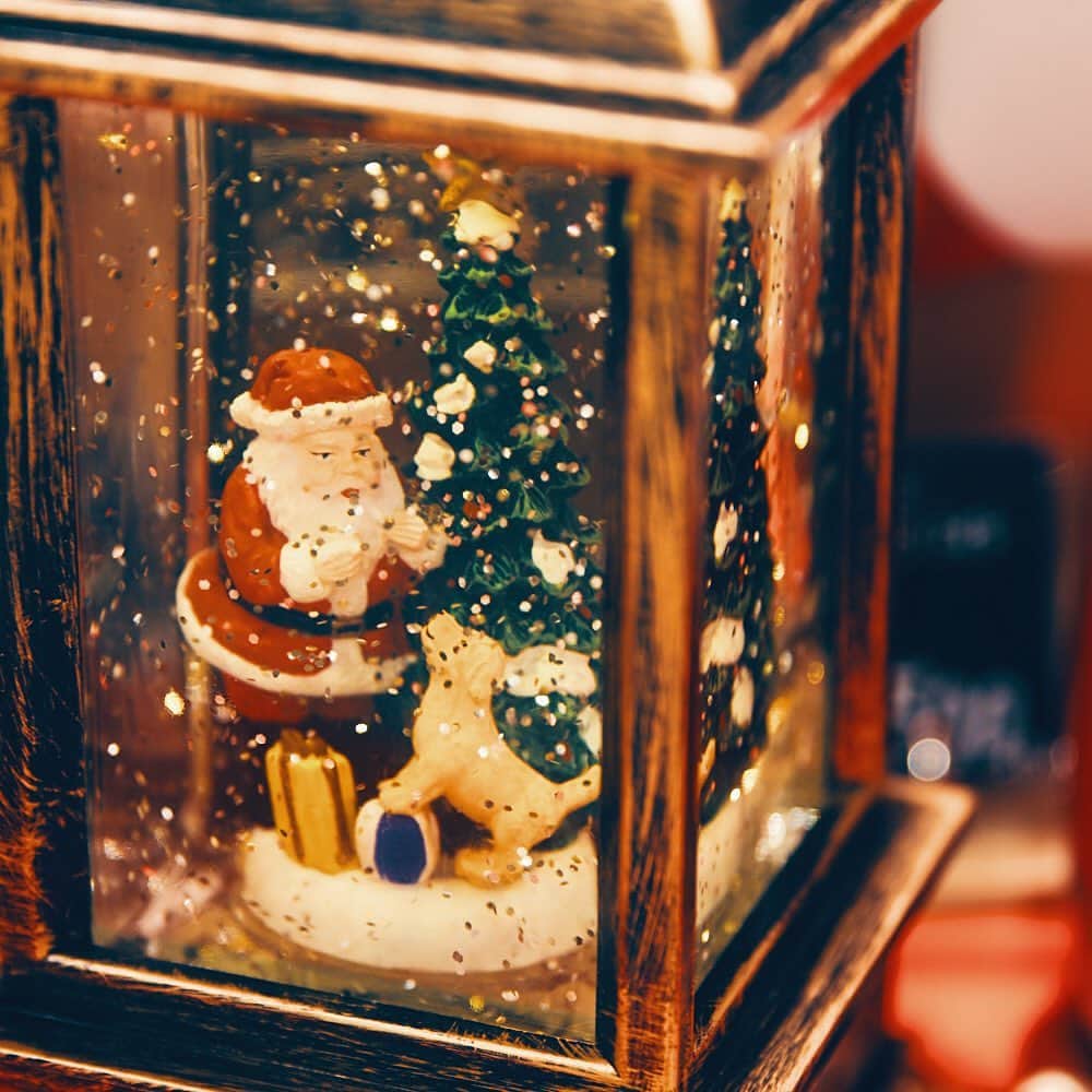 PARCO_ya上野さんのインスタグラム写真 - (PARCO_ya上野Instagram)「1〜3枚目:クリスマス気分を盛り上げるアンティークランタン型のスノードーム。﻿ サンタやスノーマンのストーリー性のあるフィギュアがかわいいスノードームは、LEDを点灯させると中のラメが美しく光ります。﻿ ﻿ 4枚目:お好みの飾りつけでクリスマスを演出できるマスコットツリー 木製オーナメントを飾ってクリスマスをもっと楽しめます。﻿ ﻿ パンダを探そう🐼﻿ どこかにパンダが隠れています。﻿ 見つけたらコメントしてみてくださいね！﻿ ﻿ <shop information>﻿ 雑貨・コスメ﻿ 4F : IDEA SEVENTH SENSE / Terracuore （イデアセブンスセンス/テラクオーレ）﻿ TEL : 03-6284-2884﻿ ﻿ @idea7thsense﻿ #PARCO_ya #parcoya #パルコヤ #パルコヤ上野 #上野 #ueno #イデアセブンスセンス #スノードーム #ランタン #アンティーク #クリスマス #プレゼント #ギフト #木製オーナメント #パンダ #シャンシャン #🐼」12月1日 11時09分 - parco_ya_ueno