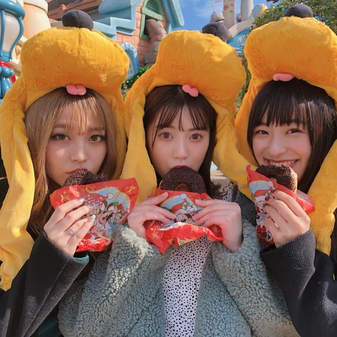 Popteenさんのインスタグラム写真 - (PopteenInstagram)「クリスマスディズニーを可愛く防寒しながら楽しむコツをモデルから教えてもらったよ🥰🎶 ディズニーランドでクリスマス限定のドーナツ🍩を食べる19歳トリオ💐とおすそ分けしてもらってるあやみん💜 おすそ分けの間、みうぴよはタピオカドリンクの撮影をしてました🥤💛 #Popteen#ポップティーン#モデル#土屋怜菜#れいぽよ#中野恵那#ちゃんえな#鈴木美羽#みうぴよ#福山絢水#あやみん#東京ディズニーランド#TDR」12月1日 11時12分 - popteen_official