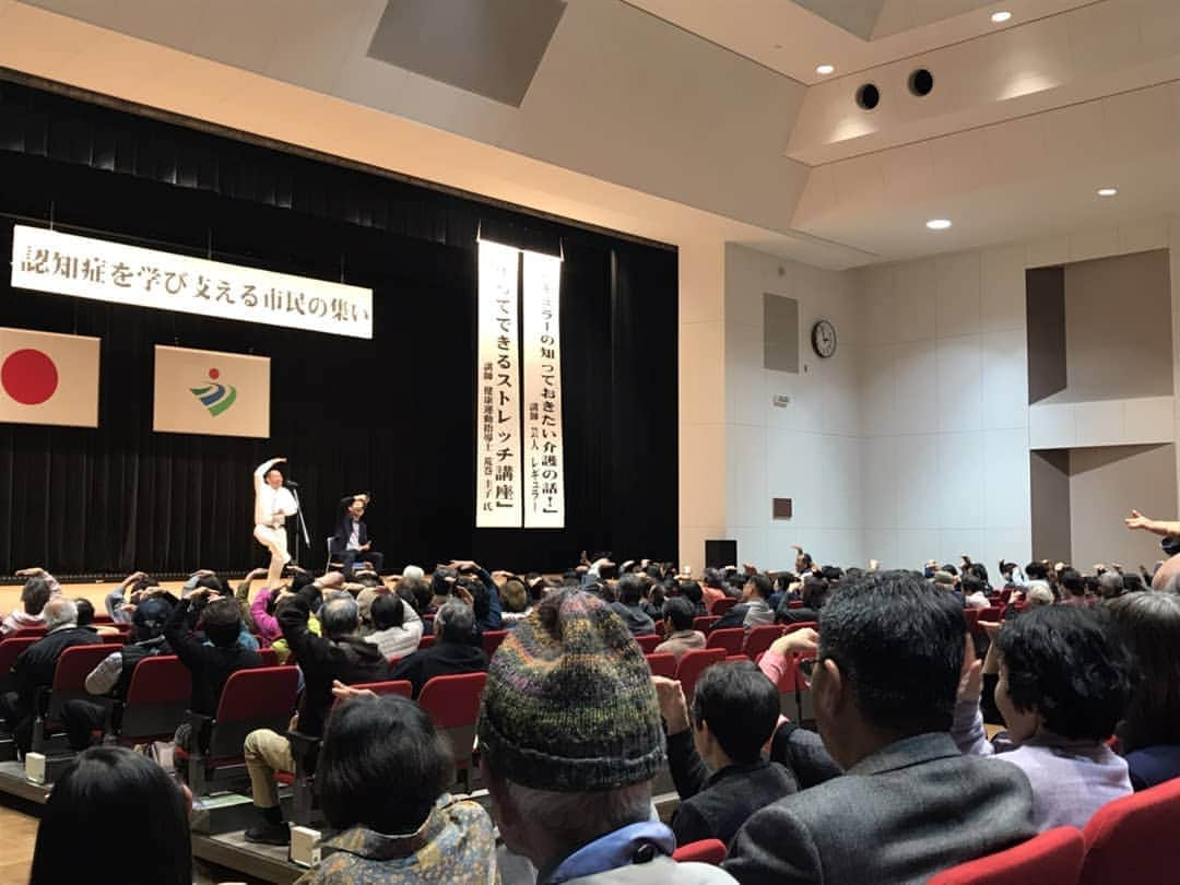 松本康太さんのインスタグラム写真 - (松本康太Instagram)「今日は佐賀県で『認知症を学び支える市民の集い』に参加させてもらいました(*^^*) 佐賀空港まで、のどかな道が続いていてとても癒されました♪  #認知症 #認知症を学び支える市民の集い #佐賀県 #神埼市中央公民館 #神埼市 #レギュラー #あるある探検隊 #介護レクリエーション #レクリエーション介護 #ギャグ体操 #笑顔」12月1日 22時09分 - aruarutankentai.matsumoto