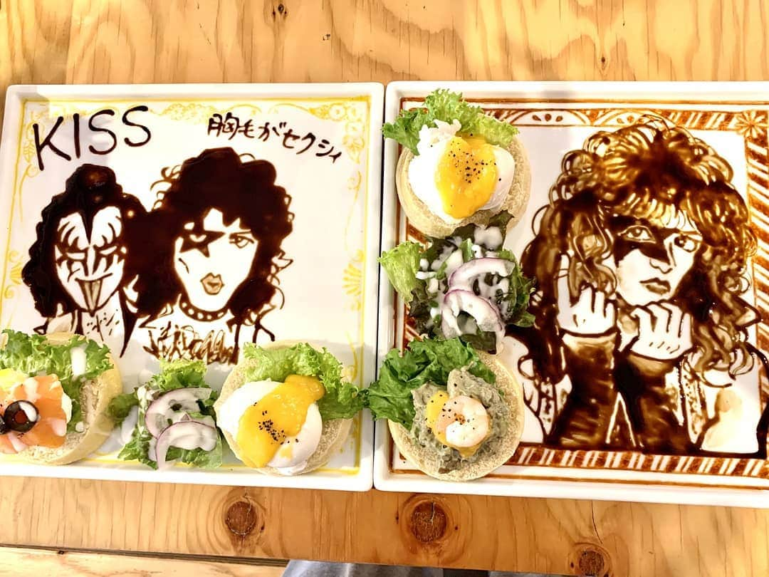 KISSさんのインスタグラム写真 - (KISSInstagram)「#KISS Sighting: Cafe in #Osaka, #Japan. Japan is ready for the #EndOfTheRoad Tour! Thanks to Makiko Oji for sharing with us!」12月1日 22時05分 - kissonline