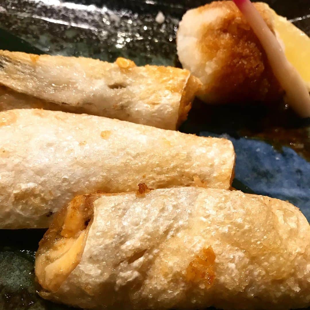 hanatsubaki029のインスタグラム：「本日のオススメのサーモンハラスの塩焼きです🐟❤️ 脂が乗っててお酒が進みます🍶 . #個室#イーマ#photooftheday #instafood #instagood #photographer #和食#ブライダル#居酒屋#梅田#いいね#まかない#osaka#ランチ#予約#米活#女子会#宴会#日本酒#阪神百貨店#駅近#サプライズ#ママ会#炭火焼き」