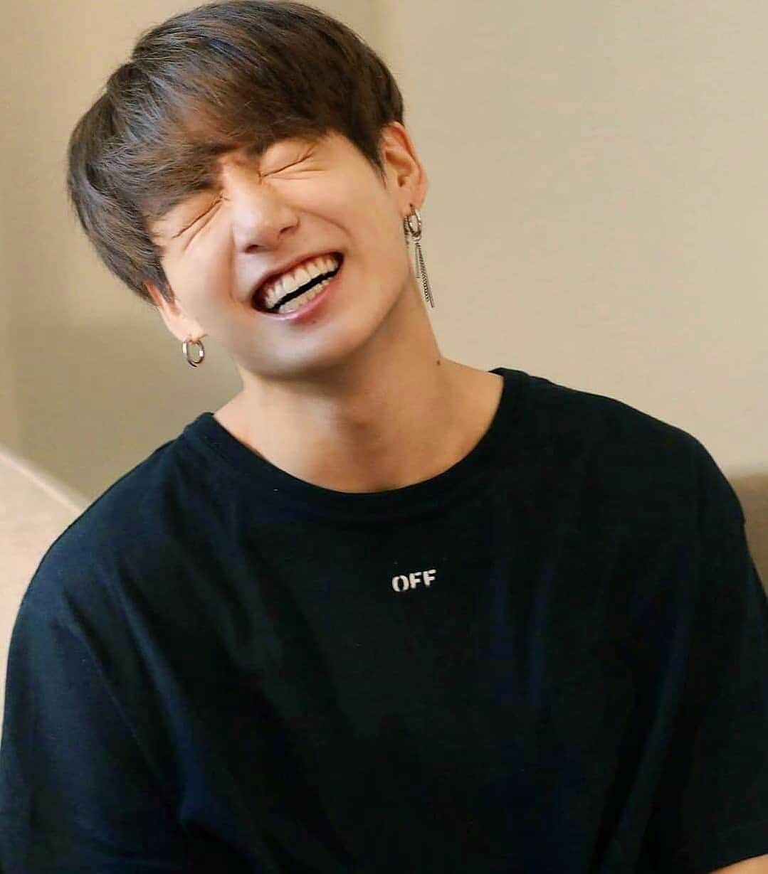 ユ・スンホのインスタグラム：「JEON JUNGKOON AND HIS BUNNY SMILE A THREAD ;; 💁🐰 — ▶ follow @winterbearytae for more💕 - —🐥💜🐯— #jungkook}¸.*☆*¸.*♡*.¸ #bts #jeonjungkook #jk #박지민 #좋아요👍 #좋아요💕 #좋아요그램 #좋아요반사 #선팔맞팔환영 #선팔맞팔환영🙌 #선팔하면맞팔가요 #선팔하면맞팔🙆 #선팔하면맞팔🙌 #팔로우미 #팔로우환영 #팔로우그램 #팔로우환영💕 #팔로우해요 #인친환영 #인친해요 #맞팔해용 #맞팔선팔🙆 #소통해요🙌 #btsmemes #kpop #방탄소년단}」