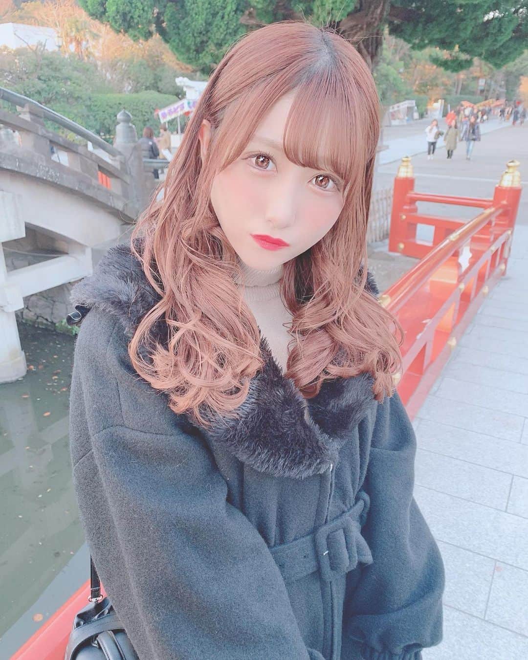 田口未彩のインスタグラム：「🎀 . . 神社で御利益御利益してきた☺️ . . . #鎌倉 #鎌倉神社 #鎌倉観光 #神社 #神社観光 #イートミー #eatme #冬服 #コート #黒コート #ファーコート #巻き髪 #ヘアメイク #ヘアアレンジ #メイク #冬メイク」
