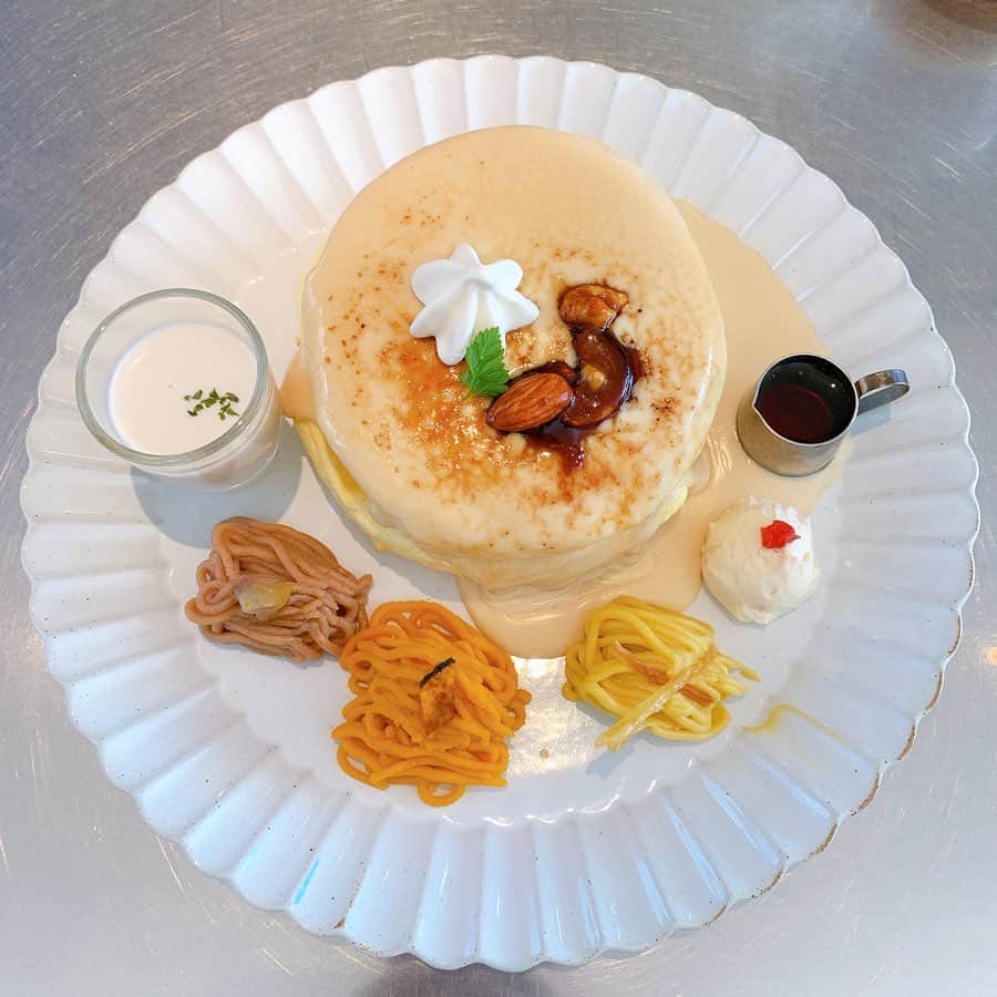 久保陽香さんのインスタグラム写真 - (久保陽香Instagram)「久しぶりのレインボーパンケーキ。  いも・くり・かぼちゃのモンブランが 一つのお皿に乗ったパンケーキ ｢秋のコレクションプレート｣  もう最高でした。 とろけた〜 #レインボーパンケーキ #くぼとあまいもの」12月1日 20時43分 - kubo_haru