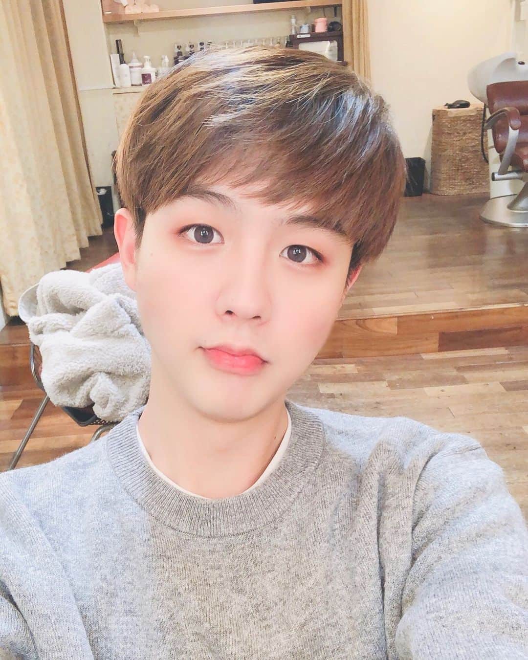 インジュン のインスタグラム：「髪の毛切ったよ~~~ どう~~?いい感じ~~? 머리짤랐오~~ 어때요~~~? . . . #셀카#셀피#인준#데일리#일상 #selfie#daily#l4l#injun #インジュン#髪の毛#切りました👍 #いい感じ~」
