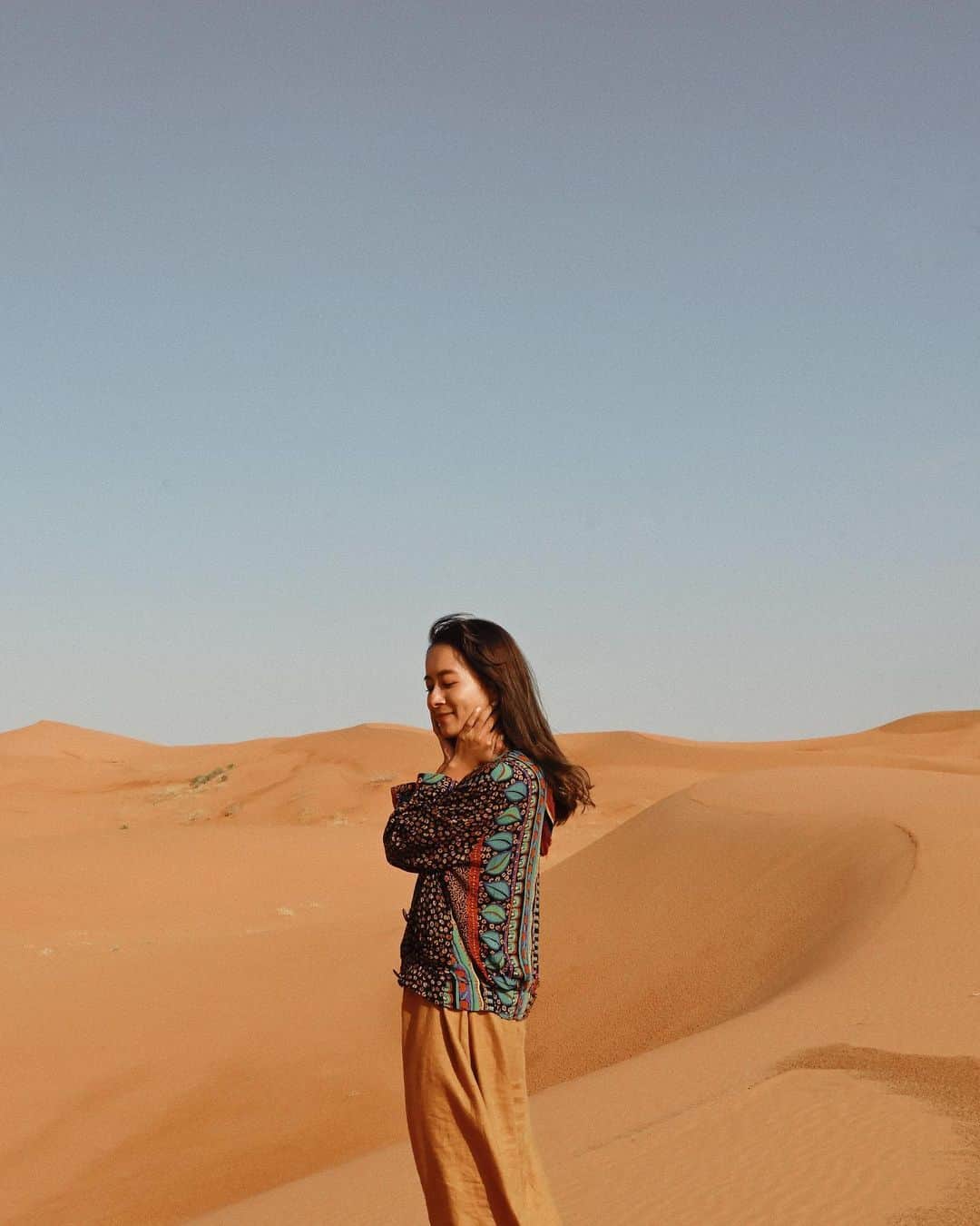 tammychannnさんのインスタグラム写真 - (tammychannnInstagram)「ᑍ  Empty Quarter is my favourite Arabic desert, and finally I was able to enter from the Saudi Arabia side! It is part of the largest Arabian Desert in the Middle East. The weather is comfortable enough for walking on the red sand dune (I recommend going at the beginning of November) Beautiful view stretching out in front of me, just amazing! Shukriya to @saudi_airlines ♡  #WelcomeToArabia #Saudia #AD  今回はサウジアラビア方面からエントリーできたルブアルハリ砂漠!アラビア半島の1/3を占める広い砂漠🙌この時期は暑すぎなくて昼間でも過ごしやすくて、砂漠をじっくり堪能できました。なかなかこんなに砂漠の上で過ごせたことはなかったし、この時期(11月上旬〜中旬)は良さそう！地図でサウジアラビアの広さは知っていたけど、先の見えない永遠の砂漠、空を見渡して改めてその広さを実感しました♡」12月1日 20時37分 - tammychannn