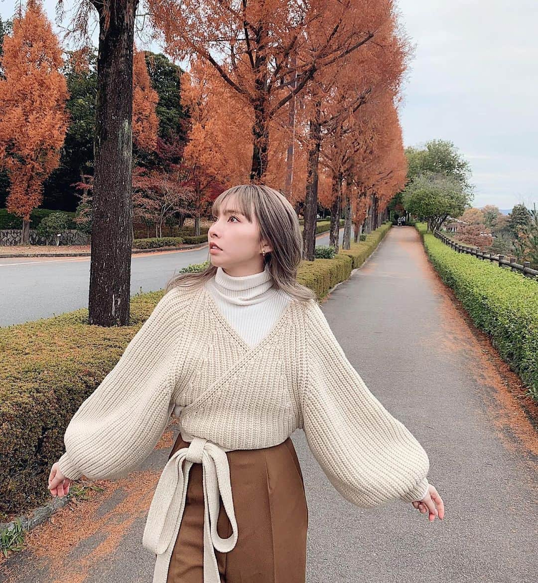 中野真理亜のインスタグラム：「紅葉コーデ🍁🍁🍁 @cleo__store  ニットボレロが丁度暖かくて かわいくてはっぴーー❤️」