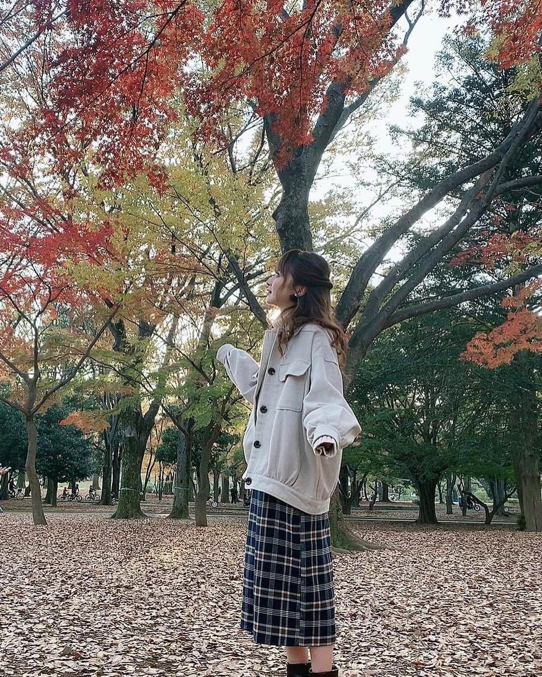 のインスタグラム：「代々木公園に紅葉見に🍁🤗💗 . 綺麗だったあー😊✨ 沢山ワンちゃん🐶いた☺❤️ . おNewのスカートは @necodesign.official の💗 秋はチェックに目が行く🥺 . #selectshop #セレクトショップ #ootd #代々木公園 #代々木公園紅葉 #秋 #2019秋」