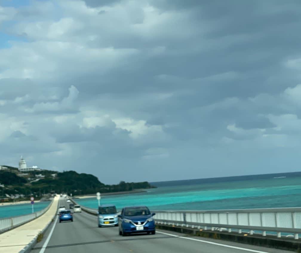 佐藤彩さんのインスタグラム写真 - (佐藤彩Instagram)「沖縄の海に癒された1日…✨ . 実質フルで遊べるのは昨日だけだったので、朝8時からダイビングを予約🐠 本当は青の洞窟ダイビングの予定だったのですが… 波が高くて入れないとのことで、お魚と戯れるダイビングコースに当日変更に…  でも真栄田岬あたりはかわいいお魚いっぱいで、こちらでも楽しかったです🐠  そのあと、オリオンビール工場を見学して…  古宇利島へ🏝 エメラルドグリーンのような海、とっても美しかったですよ😆💕 泳げる季節じゃなくても、見ているだけで癒されます✨ 橋からの景色、海の色がこれまた絶景！！ そしてハートロックも見に行きました❤️ . . 古宇利島は、もともと紅芋やサトウキビなど農業が中心で、島民たちはのんびり暮らしていたそうですが… 橋が架かってから観光客がたくさん訪れるようになり、島の方もビックリしていると話していました😳 たしかにこの時期でも大賑わいでしたよ！ . . そしてそのあと訪れた、瀬底島の瀬底ビーチ✨ 白い砂浜に映える透明度の高い海の美しさとか…心がスーッと洗われるような感じ…✨ . . 美ら海水族館のダイナミックなジンベエザメがいる黒潮の海の水槽も、ずーっと見ていたくなる場所😊 気付いたら閉館の時間になっていました…  感動ポイントは本当にたくさん🌟 観光できるのは1日だけでもこんなに楽しめますし、なにせオフシーズンはホテルもお手頃でありがたい！  今度は青の洞窟に入りやすい時期にまた行きたいなと思った7度目の沖縄旅行でした😊  #沖縄 #沖縄旅行 #沖縄の海 #癒される  #青の洞窟行けるときにまた行きたい #古宇利島 #ハートロック #エメラルドグリーンの海  #瀬底島 #瀬底ビーチ #透明度高くて吸い込まれそう #美ら海水族館 #ジンベエザメ #沖縄大好き #旅好き #HBC #アナウンサー #佐藤彩」12月1日 20時48分 - hbc_ayasato