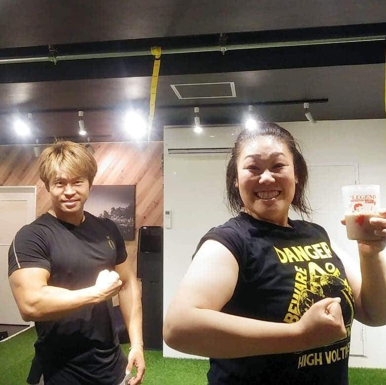 ぢゃいこさんのインスタグラム写真 - (ぢゃいこInstagram)「今年の１月４日から始めた肉体改造。 今日で GYM FIELD 140回目のトレーニングでした。 今年の目標『肉体改造』 スタート時の体重から筋肉を乗りやすくする為に、半年で12キロ落とし、そこから半年で10キロ増やしました。 来年一年かけて、また10キロ増やすつもりです。  強く！大きく！たくましく！ 全ては、いかついデブになるため!!!!! 週３～４でGYM FIELDにトレーニングに行ってますが、トレーニングは しんどいけど苦にならずに通い続けられてるのは、楽しいトレーナーさん達との楽しいトレーニングのお陰。 本当に ありがとうごぢゃいます💪🐷 これからも私の肉体改造のサポートお願いいたします🙇‍♀️ #GYMFIELD #ジムフィールド #ジム  #トレーニング #パーソナルジム #パーソナルトレーニング #バルクアップ #肉体改造 #筋トレ女子 #筋肉女子 #筋トレ #筋肉」12月1日 20時49分 - dyaimeshi