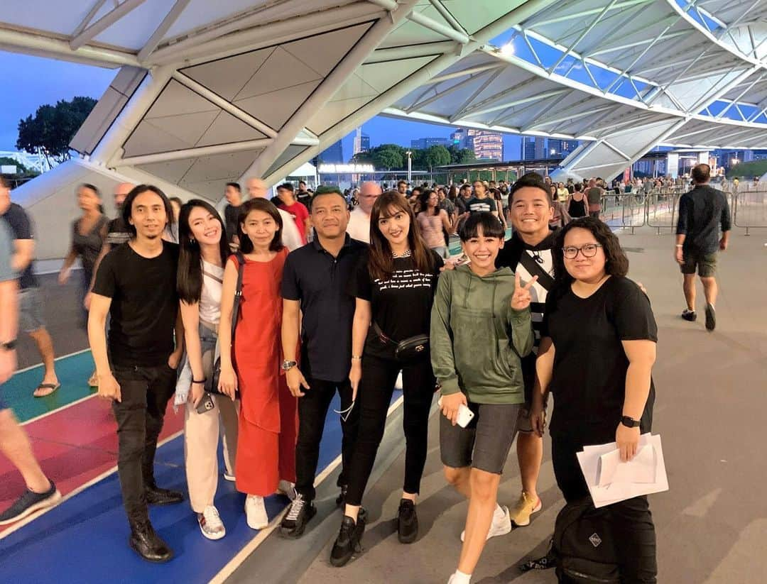 Ashantyさんのインスタグラム写真 - (AshantyInstagram)「Ready for U2 concert😍 nunggu mereka dateng ke Indonesia ngga jadi2, dari sma udah ngefans berat..akhirnya sekarang ada kesempatan bisa nonton ya Allah bahagia banget😍😍 siapa yg ngefans banget sama mereka juga?? #singapore #u2concert」12月1日 20時49分 - ashanty_ash