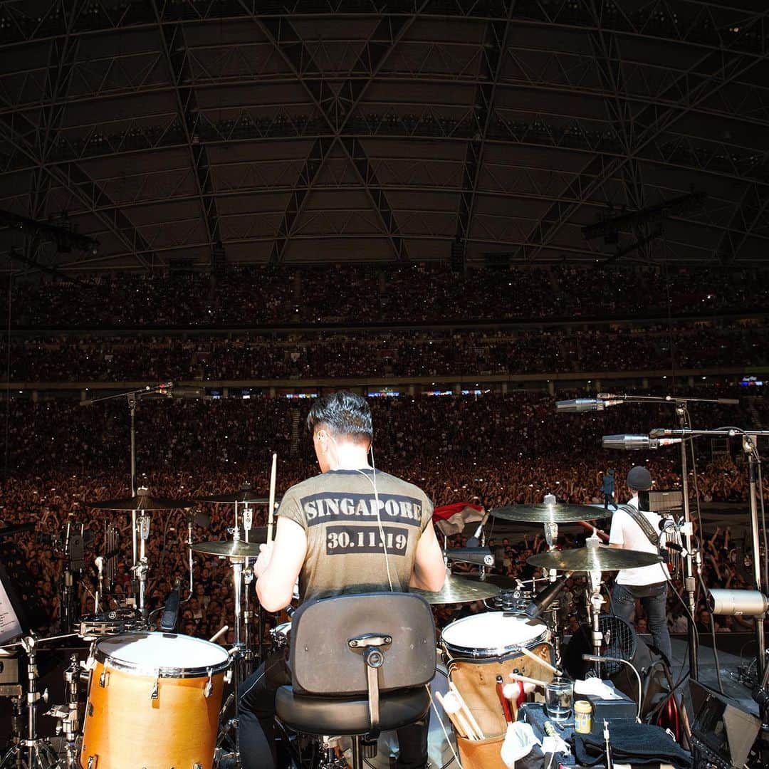 U2さんのインスタグラム写真 - (U2Instagram)「'On the drums...' Singapore. November 30, 2019.  #U2 #thejoshuatreetour2019 #evenbetterthantherealthing #singapore」12月1日 20時50分 - u2