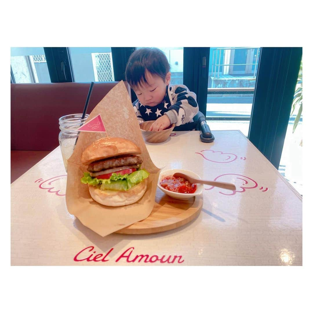 辻希美さんのインスタグラム写真 - (辻希美Instagram)「今日は久しぶりにCiel Amourへ行ったお🍔💕💕 最後の幸空ヤバ可愛い❤️笑。  #cielamour #シエルアムール  #母のお店 #久しぶりに食べた　けど #やっぱり美味しい #好き #🍔💕 #ハンバーガー　にサルサ #私の定番 #月曜日定休日 #皆様も是非 #🍔🍔🍔 #私服 #gu #ラフ過ぎる私服 #楽ちん服」12月1日 21時00分 - tsujinozomi_official