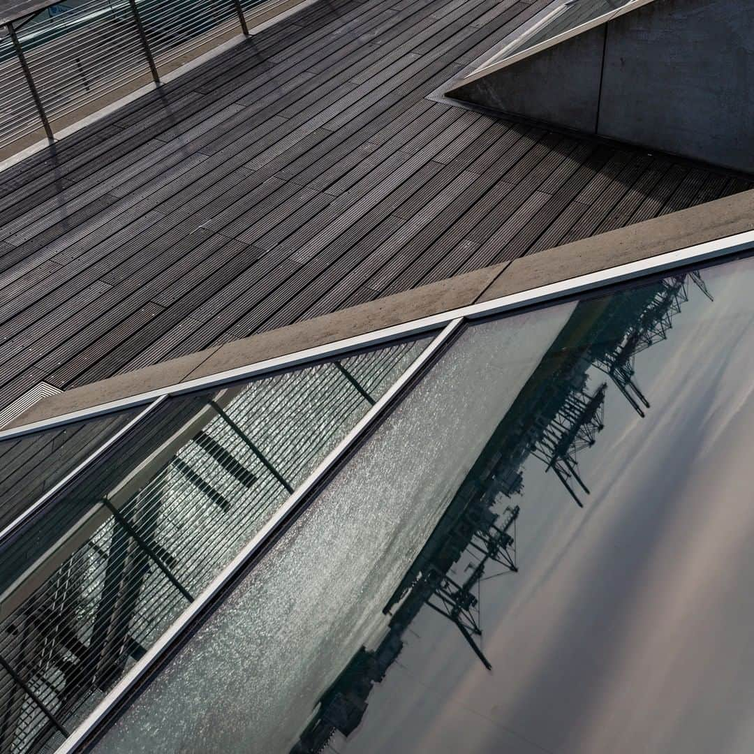 ルフトハンザさんのインスタグラム写真 - (ルフトハンザInstagram)「Reflections of Hamburg’s harbor in the adjacent ”Dockland“ building. #Lufthansa #FlyToHamburg #Hamburg」12月1日 21時00分 - lufthansa