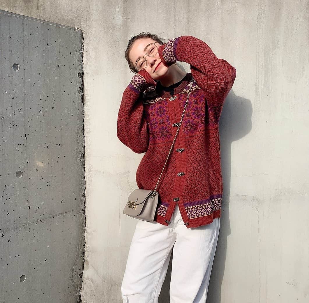 のインスタグラム：「* * お気に入りのおばあちゃんニット 👵🏻 _ コーデュロイパンツ合わせてほっこり攻め #lilybrown」