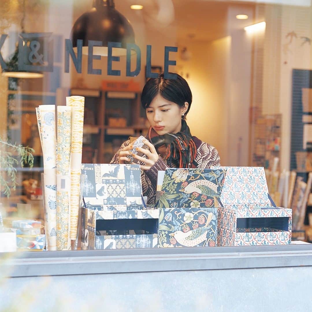 &Premium [&Premium] magazine.さんのインスタグラム写真 - (&Premium [&Premium] magazine.Instagram)「最新号「ありがとう、の習慣は素敵です」発売中です。 巻頭「&style」では、贈り物を巡って、佐久間由衣さんと東京の街を歩きました。『ボックス＆ニードル 二子玉川店』は、京都の老舗紙器メーカーを母体に持つ、貼箱専門店。カラフルなボックスの中から、特別な一箱を選んで。（→p.24） 写真：藤田一浩 スタイリング：黒澤 充 ヘアメイク：廣瀬瑠美 出演：佐久間由衣 #andpremium #アンドプレミアム #ありがとうの習慣は素敵です #thankfullife #ありがとう #佐久間由衣 #ボックスアンドニードル #boxandneedle #ギフトボックス #ラッピンング」12月1日 21時00分 - and_premium