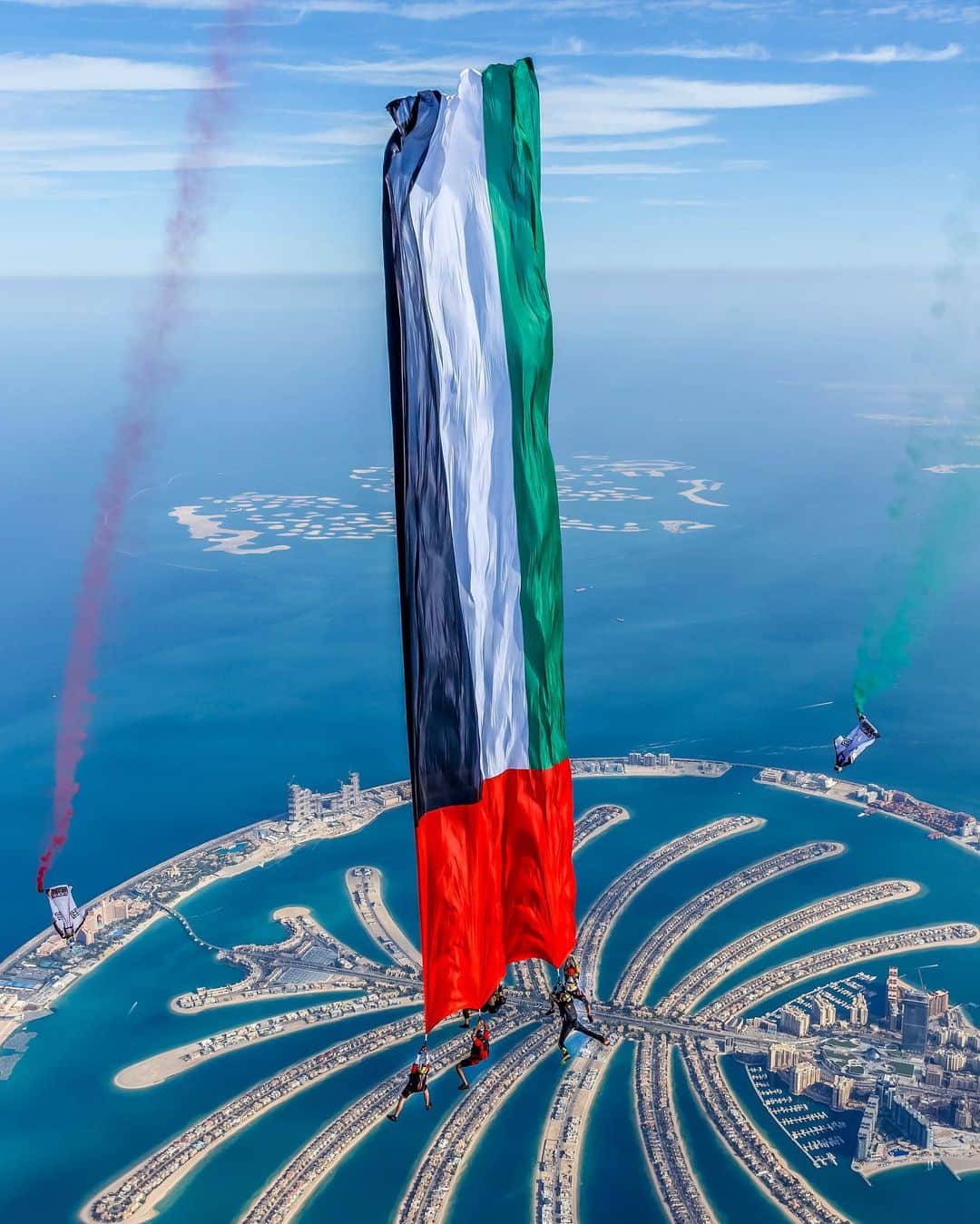 ドバイさんのインスタグラム写真 - (ドバイInstagram)「Happy UAE National Day, 2nd of December اليوم الوطني لدولة الإمارات العربية المتحدة ، الثاني من ديسمبر 📷:@skydivedubai」12月1日 20時52分 - dubai