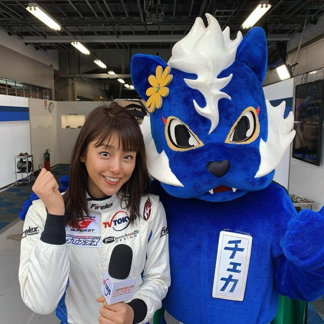 岡副麻希さんのインスタグラム写真 - (岡副麻希Instagram)「🏎﻿ 12月、こんばんは！😌🌙﻿ 街？がキラキラしていたり、﻿ さむーい！と言いながらはしゃいだり﻿ 私は#そわそわ#わくわく する月です🎄♩ ﻿ そんな今夜の【#スーパーgtプラス】﻿ #テレビ東京（23時半〜）は、﻿ ﻿ 週末に開催された#DTM交流戦﻿ をお届けします🇩🇪🇯🇵﻿ ﻿ #スーパーgt では見られない車種の争い﻿ すーぱー豪華すぎましたっ😍🏁✨﻿#大興奮 ﻿ 写真は１日目のレース後に遭遇できた﻿ #富士スピードウェイ 公式キャラクター﻿ #チェカ ちゃんと😆💙💙💙﻿ 寒さで鼻が赤いです🤧笑﻿ #superGT」12月1日 20時52分 - maki_okazoe_official