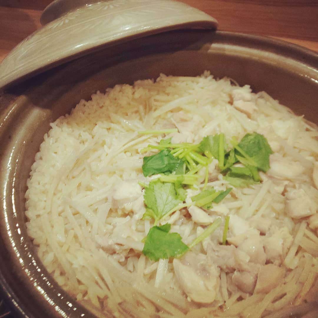 たなごころ 大阪マルビル8階さんのインスタグラム写真 - (たなごころ 大阪マルビル8階Instagram)「こんばんは😃🌃 12月にはいりましたね これから、忘年会続きのかたもいらっしゃるとお思います✨ 飲み過ぎ😵🍺には、ご注意を🎵 今日の写真は、土鍋で炊きあげた炊き込みご飯です❗️オーダーが通ってから炊き始めた熱々ふっくらご飯です✨当店でも大人気です😃 #マルビル#大阪マルビル#大阪駅#梅田#西梅田#駅近#接待#忘年会#顔合わせ#宴会#土鍋ご飯#炊き込みご飯」12月1日 20時53分 - tanagokoro_marubiru