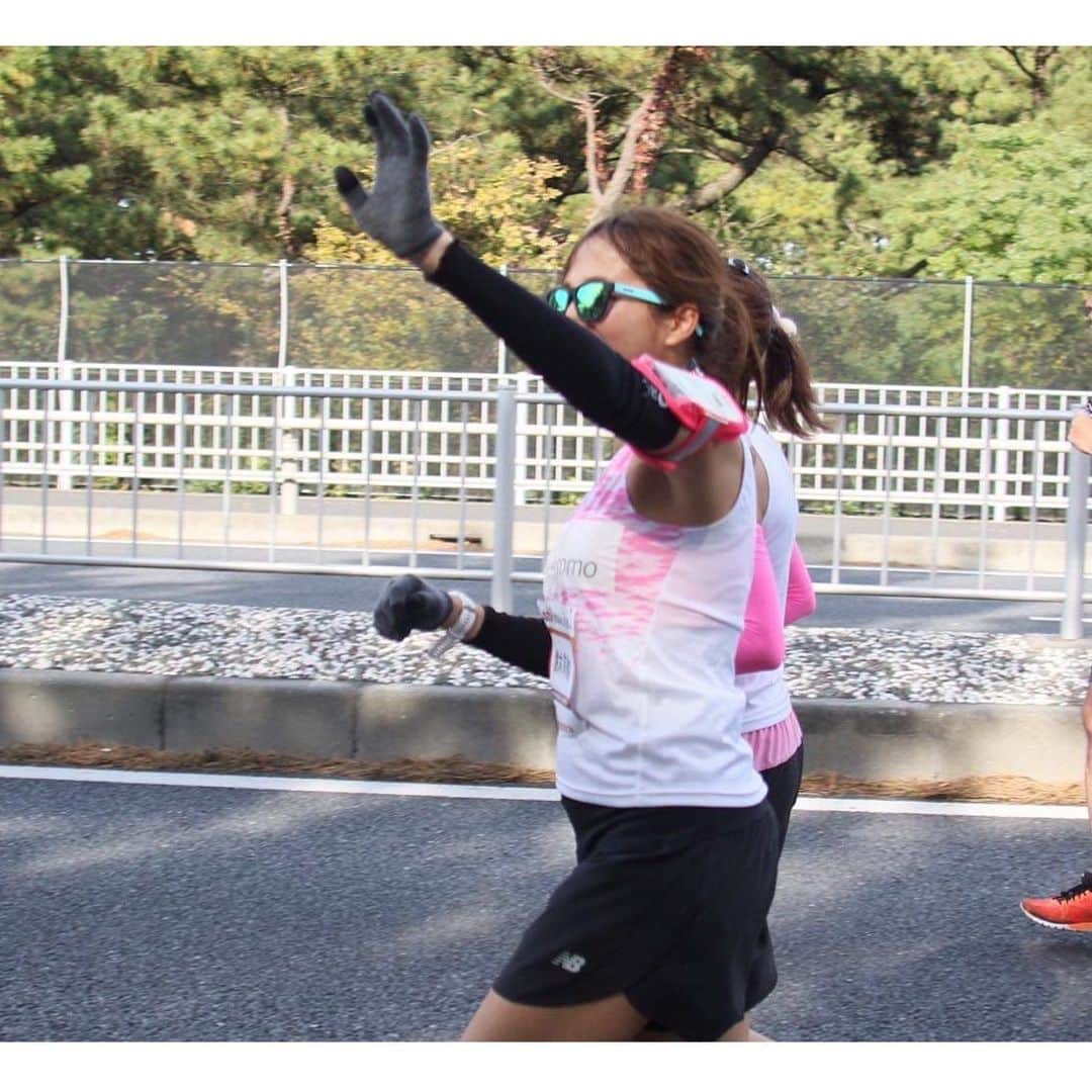 鈴木莉紗さんのインスタグラム写真 - (鈴木莉紗Instagram)「湘南国際マラソン、楽しんで走ってきました✨ ⚠️レポで長文になります🙇‍♀️ ・ 3時間半でゴールしたい！と宣言したものの、予想以上にエイドが充実していてほぼ制覇したら4時46分という人生最長走行時間をマーク😂 ・ 長い時間走ってみて、給水やエイドがたっくさんあってランナーのことをよく考えて運営されているというのがよ〜く分かりました✌️ 多少アップダウンはありますが、かなりフラットですし もし初マラソンにどの大会が良いか聞かれたら、わたしは湘南をすすめます。 ・ 今日エイドや大会の様子をリアルタイムで投稿したのは、これから湘南国際マラソンを走る方のために何か参考になればと思ったからです。 ・ 運営本部の方がいろいろ考えてご用意くださる給水や給食も余すところなく伝えたかった🍊 ・ キツいと言われる箇所のコース図や高低差表は、見てもいまいちピンとこないことってよくあると思うのですが、動画なら伝わるかなと思って。 ・ ワカメちゃんがカメラを持ってくれたりiPhoneで動画撮影してくれたり、ココロが折れそうになる(詳しくはストーリーズ後半をご覧ください😂)わたしをたくさん励ましてくれてなんとか完走できました😢 ・ 応援やお声がけ、写真のご提供などもありがとうございました✨ ・ 完走タイムが当初の予定より大幅に遅れてしまい、Garminブースまでお越しくださったにもかかわらずお会いできなかった皆様ごめんなさい🙇‍♀️💦 ・ ゆっくり走るのも楽しいけれど、やはりわたしは記録を目指し、ビュ〜ンと疾走するのが好きなのだと再確認💪‼️ しっかり準備し、来年のフルマラソンでは「カッコいいランナー」を目指して復活します🔥🔥 ・ 無事に完走できるよういろいろご配慮くださったGarminジャパン様、ランナーズウェルネス様はじめ、大会関係者様ほんとうにほんとうにありがとうございました🙇‍♀️✨ #湘南国際マラソン  #garmin #garmin湘南国際アンバサダー #SBIアラプロモ #カリフォルニアレーズンスポーツアンバサダー #newbalance #ペンギン歩きにならなかったのは筋トレの賜物 #筋肉は裏切らない #最後の1kmだけ爆走😂」12月1日 20時56分 - suzuki__lisa