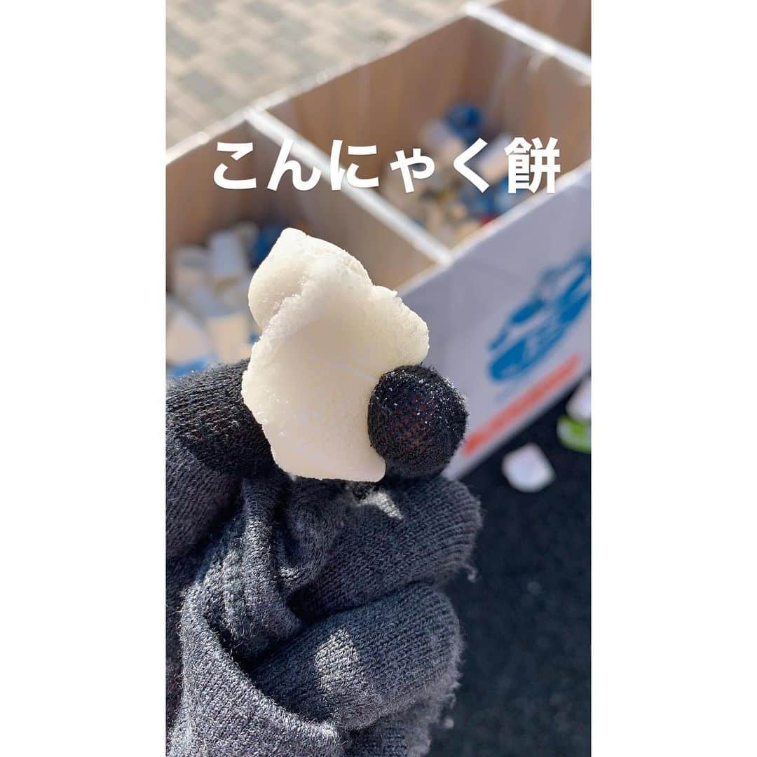 鈴木莉紗さんのインスタグラム写真 - (鈴木莉紗Instagram)「湘南国際マラソン、楽しんで走ってきました✨ ⚠️レポで長文になります🙇‍♀️ ・ 3時間半でゴールしたい！と宣言したものの、予想以上にエイドが充実していてほぼ制覇したら4時46分という人生最長走行時間をマーク😂 ・ 長い時間走ってみて、給水やエイドがたっくさんあってランナーのことをよく考えて運営されているというのがよ〜く分かりました✌️ 多少アップダウンはありますが、かなりフラットですし もし初マラソンにどの大会が良いか聞かれたら、わたしは湘南をすすめます。 ・ 今日エイドや大会の様子をリアルタイムで投稿したのは、これから湘南国際マラソンを走る方のために何か参考になればと思ったからです。 ・ 運営本部の方がいろいろ考えてご用意くださる給水や給食も余すところなく伝えたかった🍊 ・ キツいと言われる箇所のコース図や高低差表は、見てもいまいちピンとこないことってよくあると思うのですが、動画なら伝わるかなと思って。 ・ ワカメちゃんがカメラを持ってくれたりiPhoneで動画撮影してくれたり、ココロが折れそうになる(詳しくはストーリーズ後半をご覧ください😂)わたしをたくさん励ましてくれてなんとか完走できました😢 ・ 応援やお声がけ、写真のご提供などもありがとうございました✨ ・ 完走タイムが当初の予定より大幅に遅れてしまい、Garminブースまでお越しくださったにもかかわらずお会いできなかった皆様ごめんなさい🙇‍♀️💦 ・ ゆっくり走るのも楽しいけれど、やはりわたしは記録を目指し、ビュ〜ンと疾走するのが好きなのだと再確認💪‼️ しっかり準備し、来年のフルマラソンでは「カッコいいランナー」を目指して復活します🔥🔥 ・ 無事に完走できるよういろいろご配慮くださったGarminジャパン様、ランナーズウェルネス様はじめ、大会関係者様ほんとうにほんとうにありがとうございました🙇‍♀️✨ #湘南国際マラソン  #garmin #garmin湘南国際アンバサダー #SBIアラプロモ #カリフォルニアレーズンスポーツアンバサダー #newbalance #ペンギン歩きにならなかったのは筋トレの賜物 #筋肉は裏切らない #最後の1kmだけ爆走😂」12月1日 20時56分 - suzuki__lisa