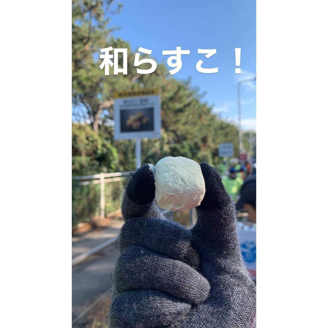 鈴木莉紗さんのインスタグラム写真 - (鈴木莉紗Instagram)「湘南国際マラソン、楽しんで走ってきました✨ ⚠️レポで長文になります🙇‍♀️ ・ 3時間半でゴールしたい！と宣言したものの、予想以上にエイドが充実していてほぼ制覇したら4時46分という人生最長走行時間をマーク😂 ・ 長い時間走ってみて、給水やエイドがたっくさんあってランナーのことをよく考えて運営されているというのがよ〜く分かりました✌️ 多少アップダウンはありますが、かなりフラットですし もし初マラソンにどの大会が良いか聞かれたら、わたしは湘南をすすめます。 ・ 今日エイドや大会の様子をリアルタイムで投稿したのは、これから湘南国際マラソンを走る方のために何か参考になればと思ったからです。 ・ 運営本部の方がいろいろ考えてご用意くださる給水や給食も余すところなく伝えたかった🍊 ・ キツいと言われる箇所のコース図や高低差表は、見てもいまいちピンとこないことってよくあると思うのですが、動画なら伝わるかなと思って。 ・ ワカメちゃんがカメラを持ってくれたりiPhoneで動画撮影してくれたり、ココロが折れそうになる(詳しくはストーリーズ後半をご覧ください😂)わたしをたくさん励ましてくれてなんとか完走できました😢 ・ 応援やお声がけ、写真のご提供などもありがとうございました✨ ・ 完走タイムが当初の予定より大幅に遅れてしまい、Garminブースまでお越しくださったにもかかわらずお会いできなかった皆様ごめんなさい🙇‍♀️💦 ・ ゆっくり走るのも楽しいけれど、やはりわたしは記録を目指し、ビュ〜ンと疾走するのが好きなのだと再確認💪‼️ しっかり準備し、来年のフルマラソンでは「カッコいいランナー」を目指して復活します🔥🔥 ・ 無事に完走できるよういろいろご配慮くださったGarminジャパン様、ランナーズウェルネス様はじめ、大会関係者様ほんとうにほんとうにありがとうございました🙇‍♀️✨ #湘南国際マラソン  #garmin #garmin湘南国際アンバサダー #SBIアラプロモ #カリフォルニアレーズンスポーツアンバサダー #newbalance #ペンギン歩きにならなかったのは筋トレの賜物 #筋肉は裏切らない #最後の1kmだけ爆走😂」12月1日 20時56分 - suzuki__lisa