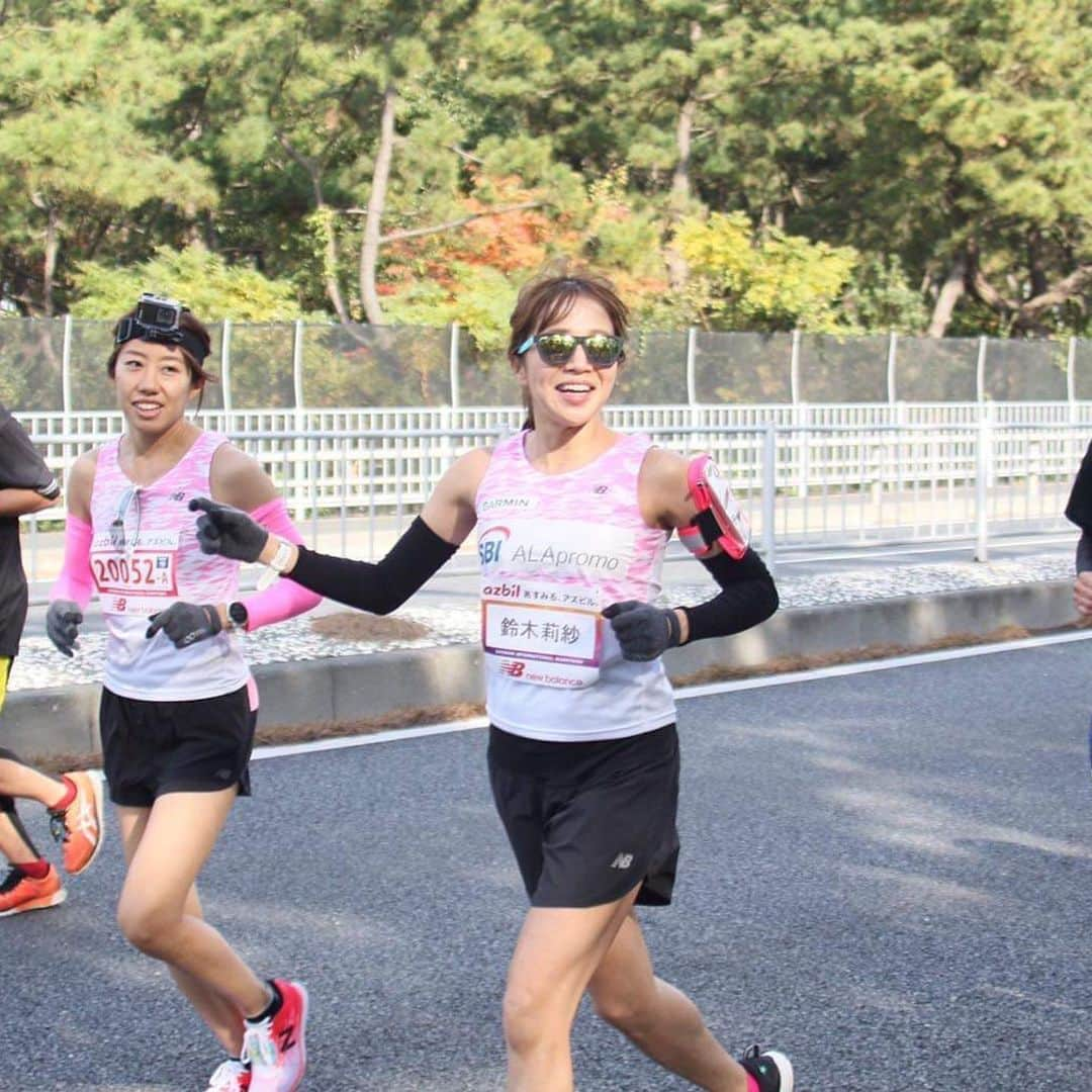 鈴木莉紗さんのインスタグラム写真 - (鈴木莉紗Instagram)「湘南国際マラソン、楽しんで走ってきました✨ ⚠️レポで長文になります🙇‍♀️ ・ 3時間半でゴールしたい！と宣言したものの、予想以上にエイドが充実していてほぼ制覇したら4時46分という人生最長走行時間をマーク😂 ・ 長い時間走ってみて、給水やエイドがたっくさんあってランナーのことをよく考えて運営されているというのがよ〜く分かりました✌️ 多少アップダウンはありますが、かなりフラットですし もし初マラソンにどの大会が良いか聞かれたら、わたしは湘南をすすめます。 ・ 今日エイドや大会の様子をリアルタイムで投稿したのは、これから湘南国際マラソンを走る方のために何か参考になればと思ったからです。 ・ 運営本部の方がいろいろ考えてご用意くださる給水や給食も余すところなく伝えたかった🍊 ・ キツいと言われる箇所のコース図や高低差表は、見てもいまいちピンとこないことってよくあると思うのですが、動画なら伝わるかなと思って。 ・ ワカメちゃんがカメラを持ってくれたりiPhoneで動画撮影してくれたり、ココロが折れそうになる(詳しくはストーリーズ後半をご覧ください😂)わたしをたくさん励ましてくれてなんとか完走できました😢 ・ 応援やお声がけ、写真のご提供などもありがとうございました✨ ・ 完走タイムが当初の予定より大幅に遅れてしまい、Garminブースまでお越しくださったにもかかわらずお会いできなかった皆様ごめんなさい🙇‍♀️💦 ・ ゆっくり走るのも楽しいけれど、やはりわたしは記録を目指し、ビュ〜ンと疾走するのが好きなのだと再確認💪‼️ しっかり準備し、来年のフルマラソンでは「カッコいいランナー」を目指して復活します🔥🔥 ・ 無事に完走できるよういろいろご配慮くださったGarminジャパン様、ランナーズウェルネス様はじめ、大会関係者様ほんとうにほんとうにありがとうございました🙇‍♀️✨ #湘南国際マラソン  #garmin #garmin湘南国際アンバサダー #SBIアラプロモ #カリフォルニアレーズンスポーツアンバサダー #newbalance #ペンギン歩きにならなかったのは筋トレの賜物 #筋肉は裏切らない #最後の1kmだけ爆走😂」12月1日 20時56分 - suzuki__lisa