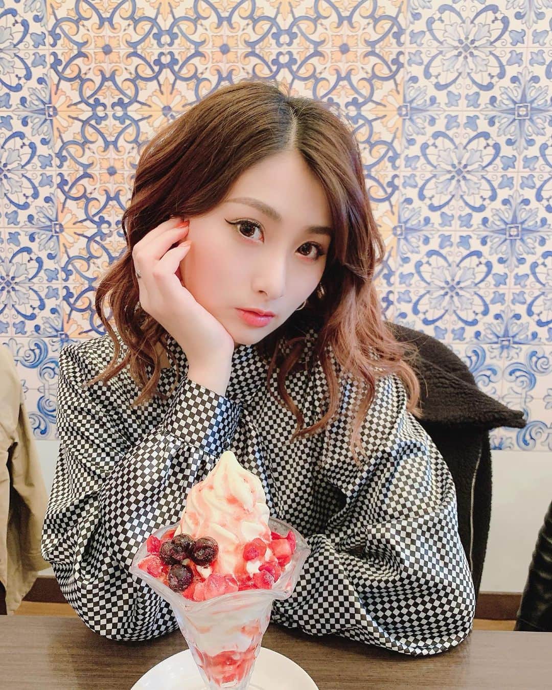 のインスタグラム：「佐世保で食べたパフェ🍦 . いくおは チャレンジパフェっていう 巨大なやつ食べてました🍒✨ . みんなでレモンステーキ🍋も！ . #長崎 #佐世保 #巨大パフェ #パフェ #白十字パーラー #parfait #sasebo #nagasaki」