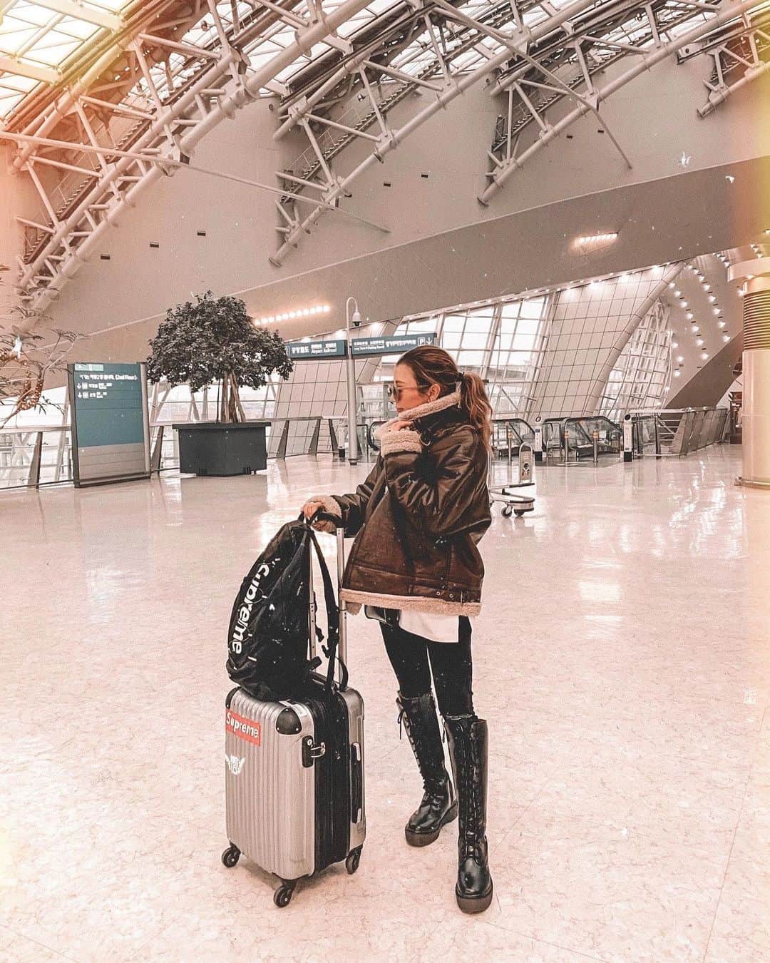 ✷kana✷のインスタグラム：「✈︎ . . 買い物するから服も持たずに 最小限の荷物で行って帰りは現地調達コーデ笑 ムートンのフライトジャケット おばちゃんがゴリ押ししてくるから 電卓たたいて値切ったら4000円も安くなった❤︎ 弘大で見つけたレースアップブーツも お気に入り❤︎ . . #Korea」