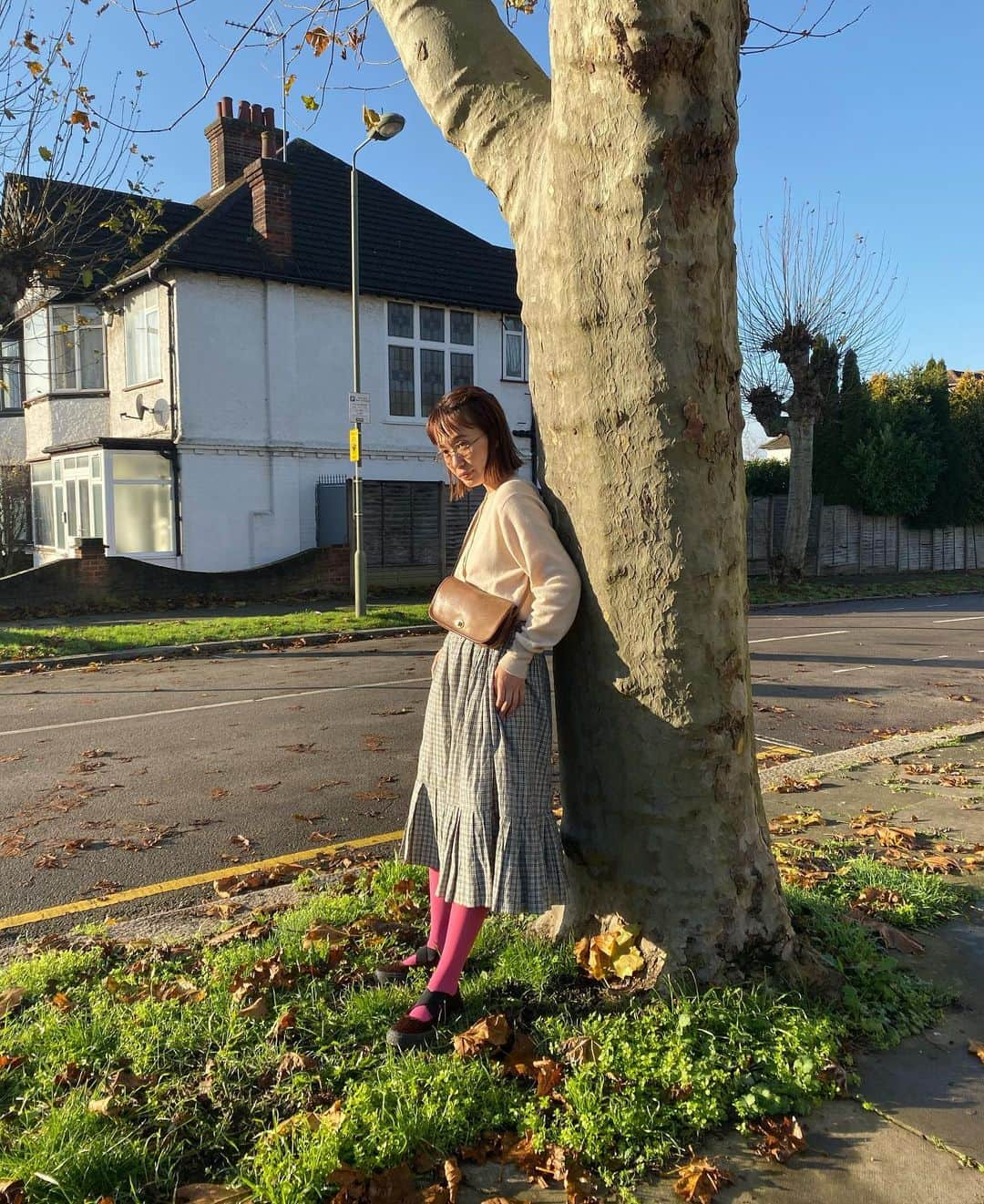 柴田紗希さんのインスタグラム写真 - (柴田紗希Instagram)「london cordinate🇬🇧 #私服さん　#しば服 knit... @april_vintageclothing  skirt... @jeanne_valet  socks... @april_vintageclothing  shoes... @slack_footwear  glasse... @zoff_eyewear  ring... @angielala_vintage  たくさん質問頂くアウターは 2年前に古着屋さんハグレで購入しました。　@hagle_vintage  毎日コーディネート考えるのが本当楽しいです☺️」12月1日 21時08分 - shibasaaki