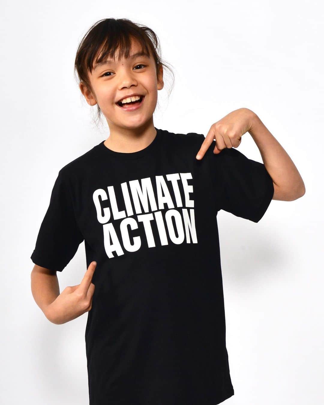 のインスタグラム：「#ACTNOW 📸@hubertcecil . . . . . . . .  #greennewdeal #actnow #vote #socialactivist #lovedclotheslast #katharinehamnett #katharinehamnettlondon #slogans #slogantee #kidstshirt」