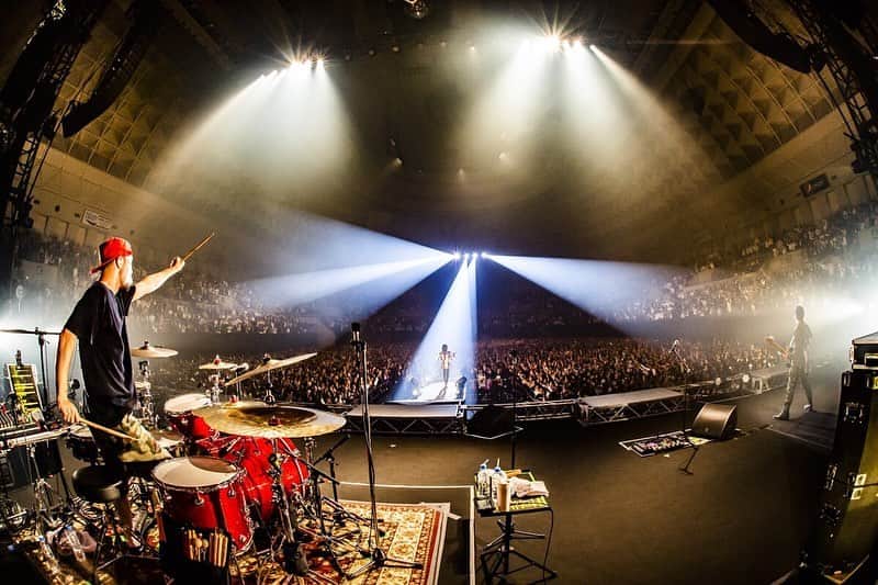 藤原広明のインスタグラム：「『都会のラクダ ″ホール＆ライブハウス+アリーナ″ TOUR 2019-2020 ～スーパー立ちと座りと、ラクダ放題～』 神戸ワールド記念ホール  神戸2日目のあなたにびっくらぶっ！！🦍🦍🦍🦍 photo by @cazrowAoki」
