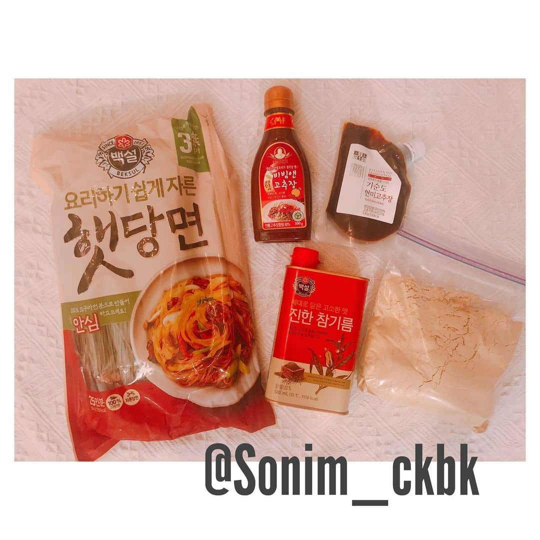 ソニン クッキングさんのインスタグラム写真 - (ソニン クッキングInstagram)「. 韓国で買ってきた食材🌶 ◉タンミョン(韓国春雨): いつも日本で買うのはオットゥギだから別のメーカー試してみようと買ってみました。こっちの方が安価でした。カットされてる便利なもの！ ◉コチュジャン: 前に韓国で買ったコチュジャンがさすがに賞味期限切れなので、新調。ちょっとお高めのラインでしたが玄米コチュジャンてのが面白くて。 ◉ピビン麺コチュジャン: ビビン麺についてるソースに動物性が入ってる事も多いので、この入ってないもの持ってると手軽かなと。 ◉ごま油: 日本で買ったオットゥギ使ってますが、ブランド違いで、「濃いごま油」と書いてあったので試しに買ってみました。ごま油は韓国のものですよ！絶対！これだけはこだわります。 ◉オーツミルクパウダー: これは姉におすそ分けしていただきました。黒豆入ってるらしく、そのまま水や豆乳に溶いてもいいしスムージーに入れてもいいし、プロテインがわりに使ってみようと。韓国ではオーツミルクは日本よりメジャーみたいです。今回覚えた→ #귀리우유 ◉②枚目 姉が、#ヴィーガンキムチ をスーパーで発見したらしく、#白菜キムチ と #カクテキ 買ってくれました。日本でもありますが、やはり少し違いました。なんていうか…まぁ唐辛子が違うんでしょうね。 #비건맛김치 #비건섞박지 . 今回はそこまで買いませんでしたが、YouTubeの影響で家で韓国料理を作る機会が増えたので、ベースものを主に。 今回はコスメ系をいつもより購入しましたので、別投稿で紹介しますね！ . #비건 #비건식품 #당면 #고추장 #참기름 #VeganKoreanFood #VeganKimchi」12月1日 21時06分 - sonim_ckbk