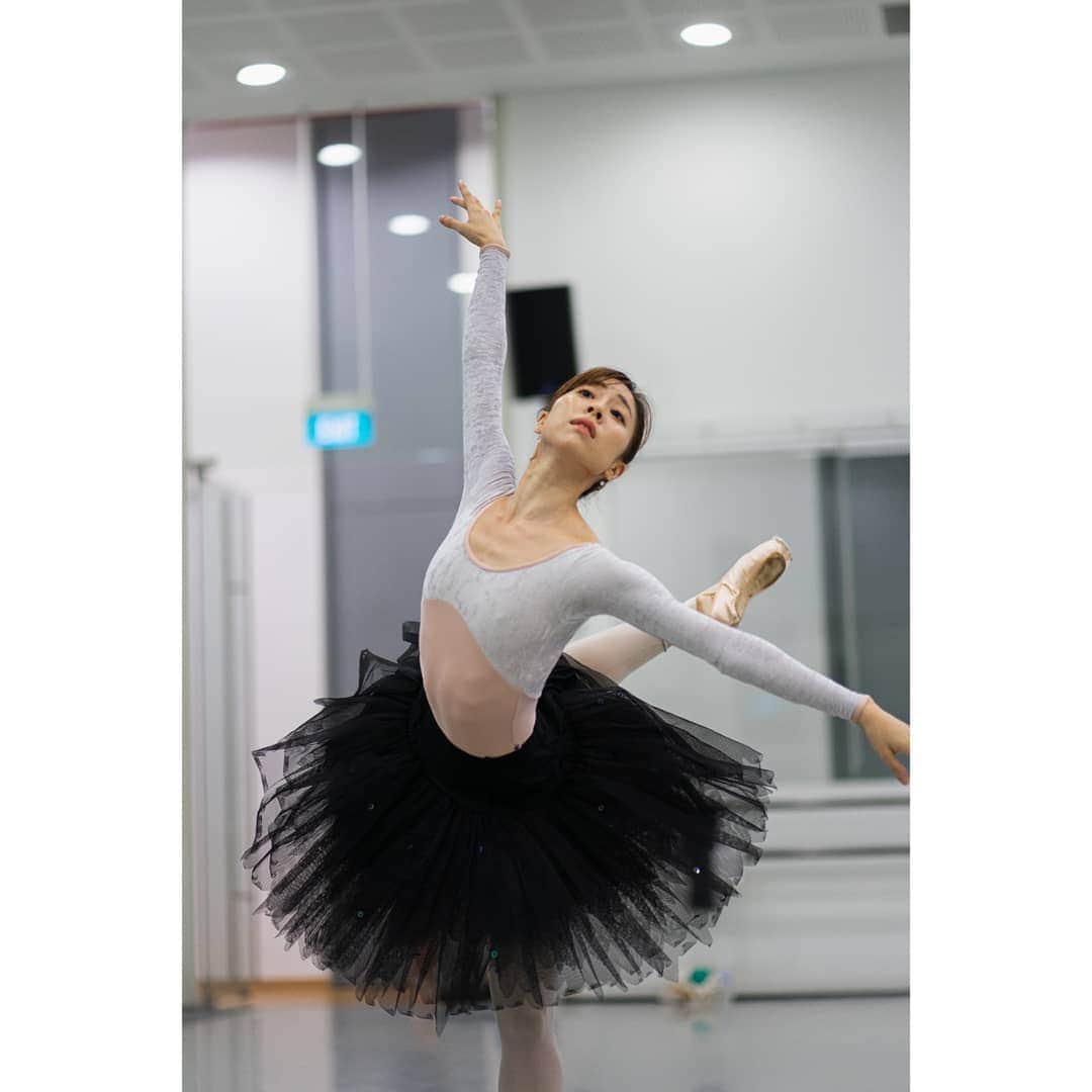 峯岸伽奈のインスタグラム：「. . . 🦢🦢🦢 .  thanks these two awesome photographers.😘😘😘 captured same moment.👍 . 📸 @take_dance_photo  @jacey_wacey .  @singaporedancetheatre  #singaporedancetheatre #swanlake #whiteswan #odette  #balletdancer #バレエ #バレリーナ  #白鳥の湖」