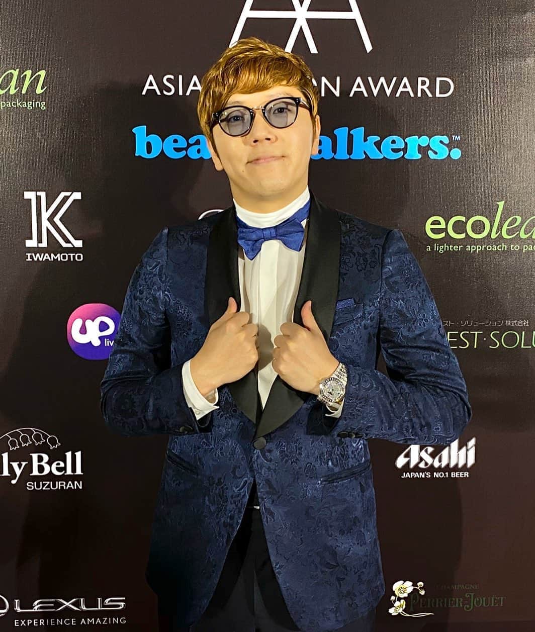 HIKAKINのインスタグラム：「アジアファッションアワード、 日本人唯一の受賞させて頂きました。光栄です。  舞台裏では、キスマイの宮田さんとずっと話してました（笑）  #afa #asiafashionaward #kismyft2 #キスマイ」