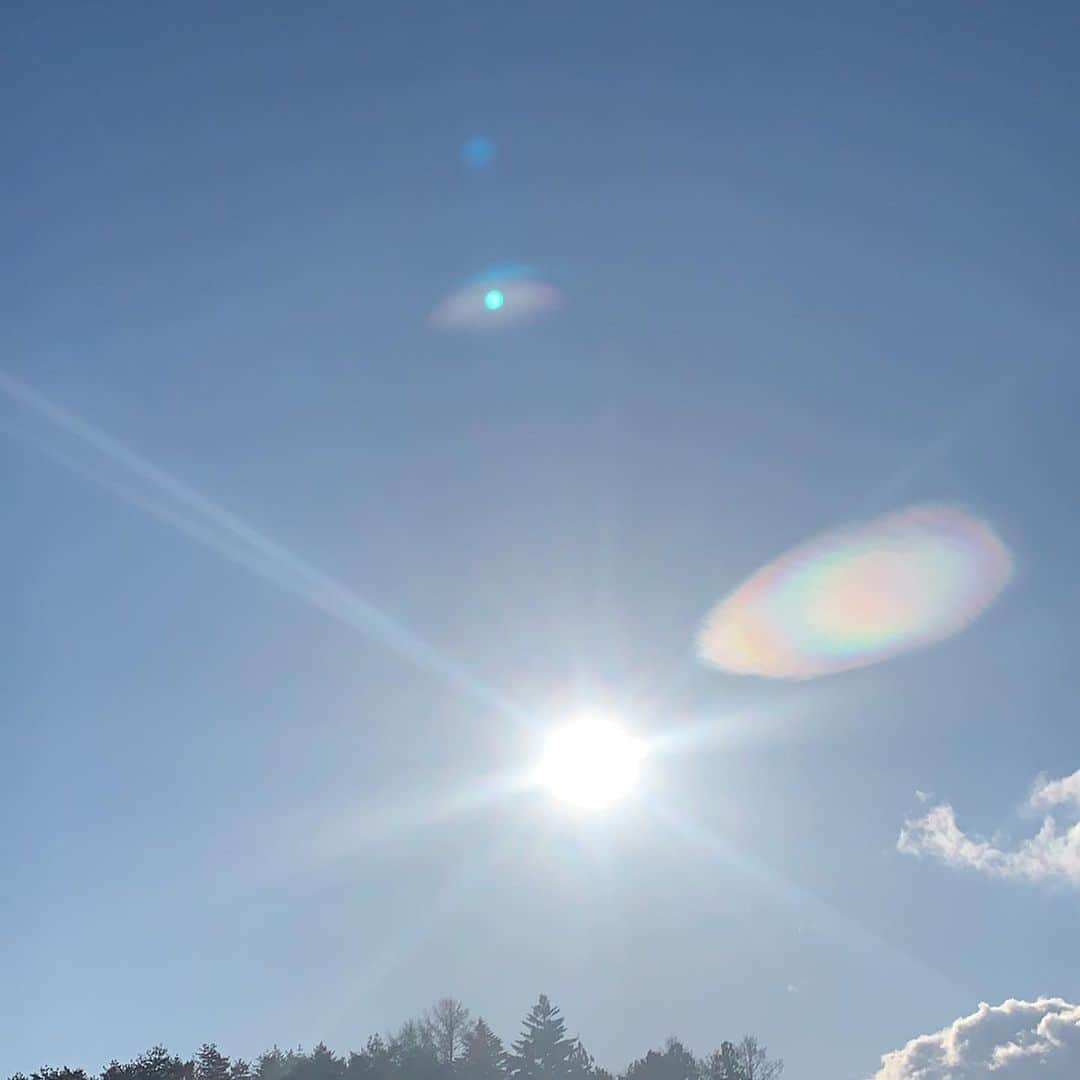 AYUMIさんのインスタグラム写真 - (AYUMIInstagram)「え〜っ、何？！ 目の前に虹色の雲が🌈 UFOかと思った👀 . 今日は一日中ずっと、近くに虹色の彩雲が✨💫 . . #虹色の雲 #レインボーの雲 #不思議な雲 #吊るし雲  #彩雲 #家族時間 #AYUMIアウトドア」12月1日 21時08分 - ayumiayunco