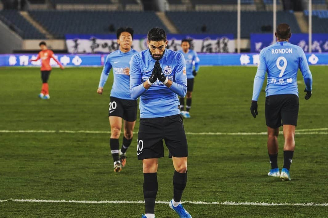 ヤニック・フェレイラ・カラスコのインスタグラム：「Last game of the season 🙏🏼 Perfect way to finish with ⚽️ and victory 💪🏼 Thanks to everyone who supported us this year 🙌🏼 #DalianYifang #Csl」