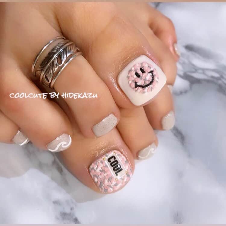 のインスタグラム：「ボアサーフ☆ ・ モコモコニコちゃんのボアネイル💅🏼 ・ @raygel.nail_official  @jein_apre ・ ・ ・ ネイル、レッスンのご予約お問い合わせはこちらから⬇️ プライベートサロンCoolCute 中目黒駅徒歩２分  ご予約はLINEより LINE 🆔→「@ghu9662h」 ※＠マークをつけたままご検索ください。  もしくはプロフィールの「メール」よりお問い合わせください。  新店舗につき、ご新規様大歓迎。 お気軽にお問い合わせくださいませ。 ・ ・ ・ #おしゃれ#ファッション#サーフ#かっこかわいい#coolcute#ニコちゃんネイル#hidekazu#ネイル#ネイルアート#ネイルデザイン#ジェルネイル#ジェルアート#サーフネイル#西海岸スタイル#ビーチネイル#ニコちゃん#スマイリー#フットネイル#ボアネイル#nail#nails#nailart#nailartist#gelnail#naildesign#surf#beach#beachnails#smiley」