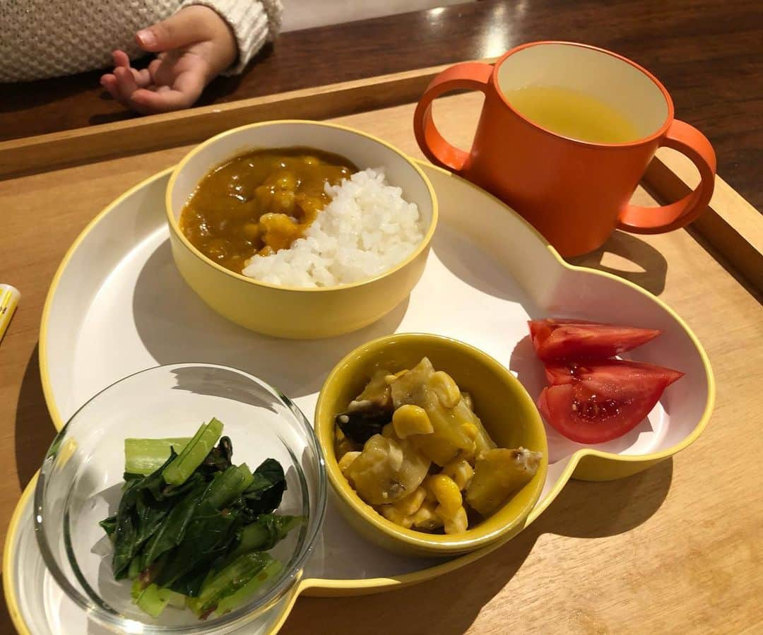 犬伏まりさんのインスタグラム写真 - (犬伏まりInstagram)「久しぶりのまりさん食堂！  今日はカレー🍛  小松菜のお浸し  サツマイモのポテトサラダ  トマト🍅  コンソメスープ  最近は、しっかりご飯を食べてくれるので嬉しい😆✨ お箸、スプーン、フォークも上手に使いわけました✌️ #子供ごはん #kidsplate #親子ごはん #幼児食 #手作り #愛情ごはん #こども #ワーママ #まりさん食堂 #ぶっしー食堂 #デリスタグラム #あったかい食卓 #食日記」12月1日 21時12分 - bussymari