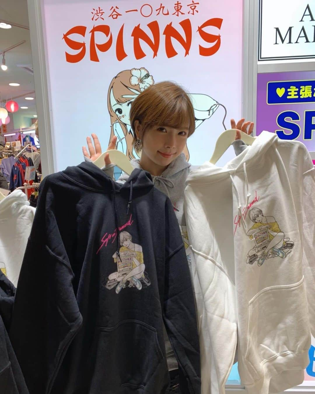 紗倉まなさんのインスタグラム写真 - (紗倉まなInstagram)「【SPINNS×SOD】﻿ ﻿ 女子限定イベントin渋谷109、﻿ 終了〜〜〜！！！﻿ ﻿ びっくりするくらいたくさんの方に来ていただけて本当に本当に嬉しかったです...！！！(早速コラボグッズを着てくださっている方もいてほっこりしました...☺️💕)﻿ ﻿ ﻿ AVのリリースイベントは年齢制限があるし、どうしてもアダルト要素が強くて気が引けてしまう...。男性比率が高いだろうし参加しにくい...。どういう感じなのかも分からなくて怖い...。﻿ そんな風に思っていらっしゃった方にも、気楽に参加していただけるようなイベントをやりたい...！機会を設けたい...！！と前々から思っていました🙇‍♀️﻿ ﻿ 今回、こういったティーン向けアパレルブランドとのコラボという形で、そして渋谷109という誰もが知ってるオープンな場所でイベントを実現できたのは、本当にとても嬉しかったです。﻿ ﻿ ﻿ それにしてもみんな可愛くて愛しくて尊くて堪らなかった...😢😢😢幸せでした...。。。﻿ ﻿ ﻿ また機会があればこういうイベントやりたいな...👩‍❤️‍💋‍👩﻿ ﻿ ﻿ お越しいただいた皆様、SPINNS、SODのスタッフの皆様。ありがとうございました！！！﻿ ﻿ ﻿ #SPINNS﻿ #softondemand﻿ #コラボイベント #event﻿ #女子限定」12月1日 21時12分 - sakuramanateee